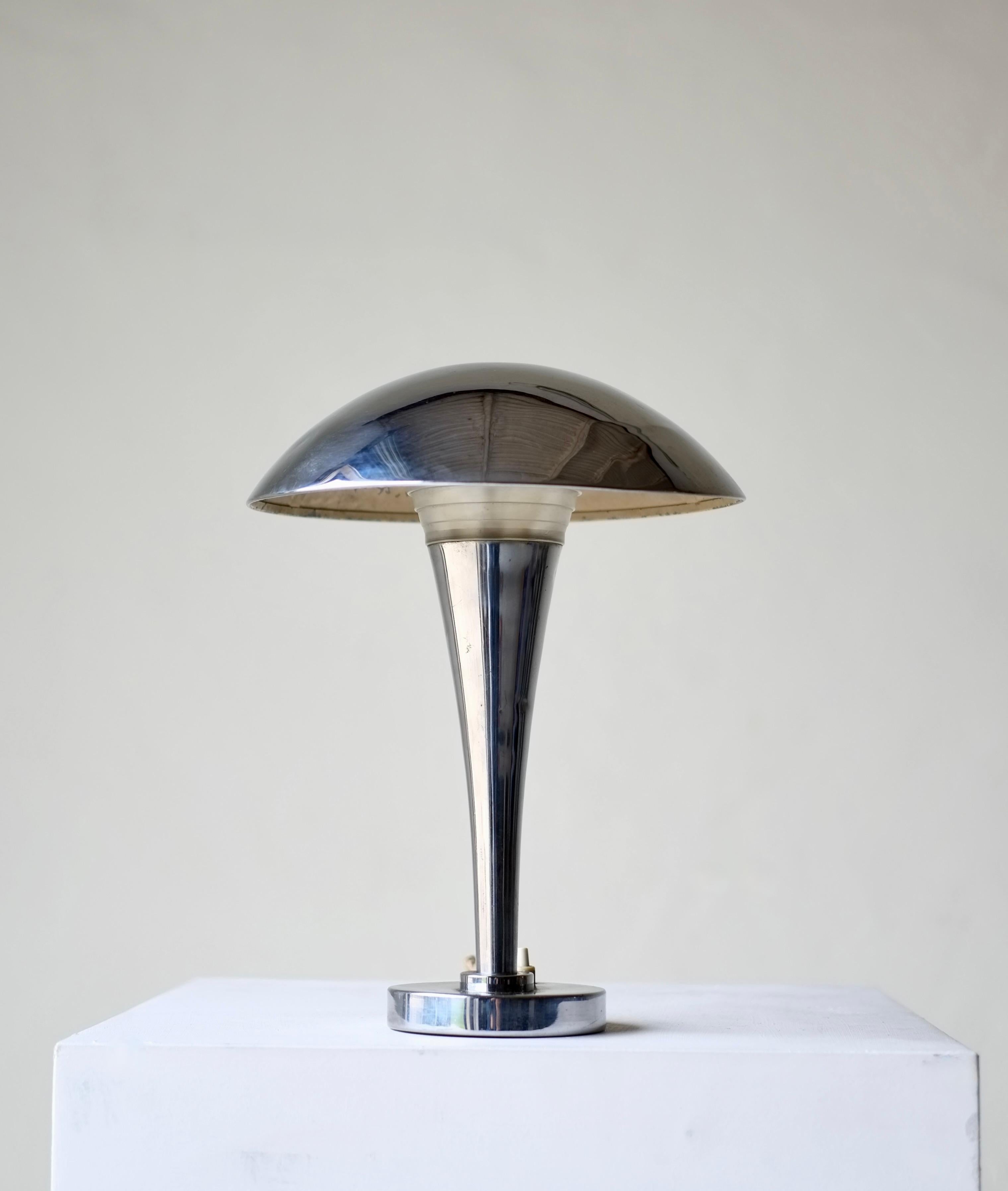 Lámpara de sobremesa Art Decó del fabricante francés de lámparas Claude Paz Et Silva, más tarde conocido como Claude Lumiere. El diseño de esta lámpara se atribuye a Jean Perzel. 

Francia, hacia 1930.

Niquelado con pantalla de cristal. 

Muy