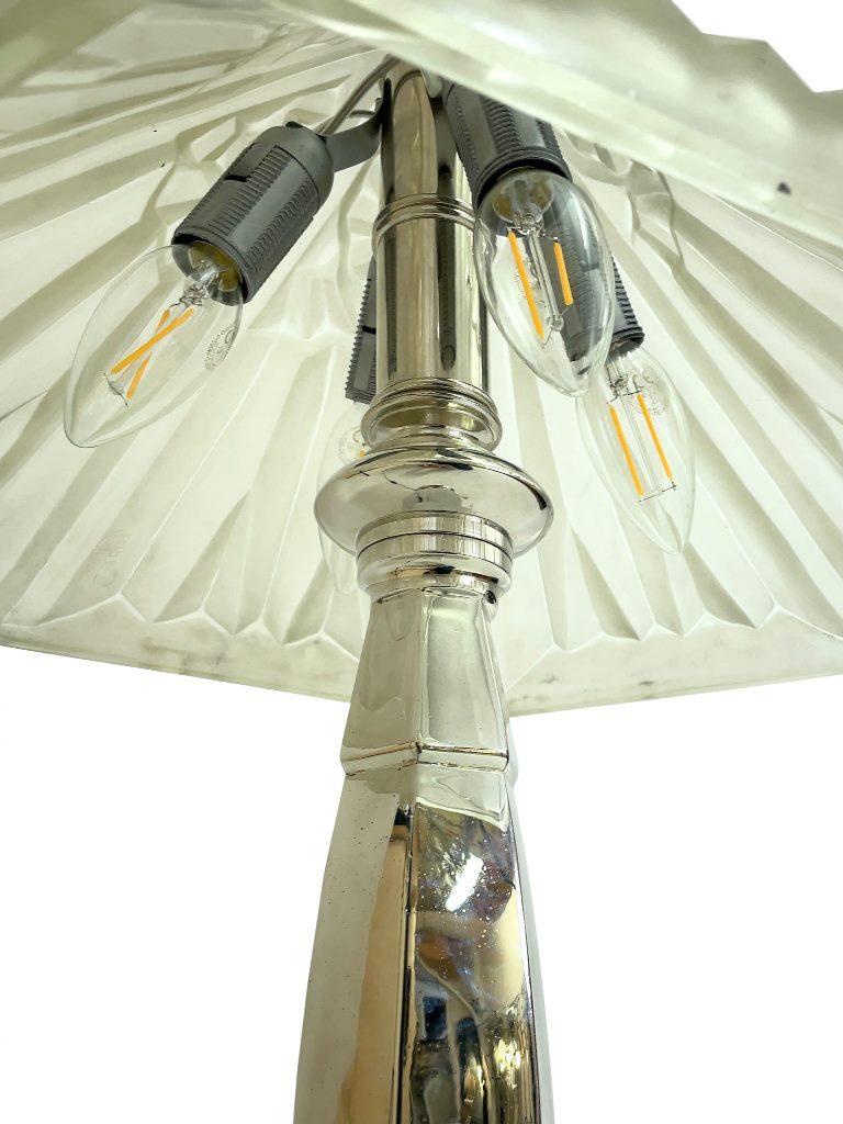 Table lamp by “Degué”
The Art Deco table lamp from France around 1930 is an outstanding example of the refined elegance of this era. Signed “Degué” on the glass, it presents a beautiful baluster shaft that is fluted six times and rests on a round,