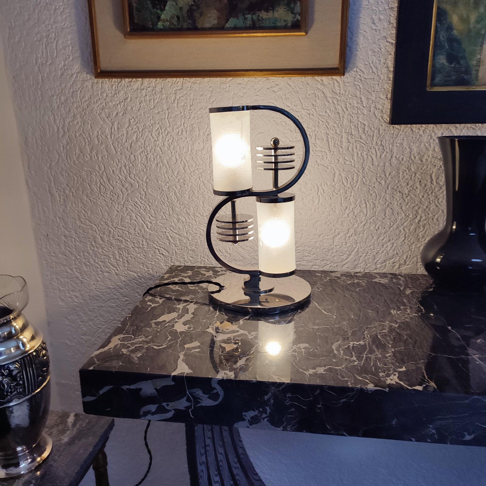 A very rare and important modernist table lamp in chrome-nickel and glass. Designed by Edgar Brandt, with etched glass by Daum Freres.
An identical model is illustrated in Joan Kahr's 