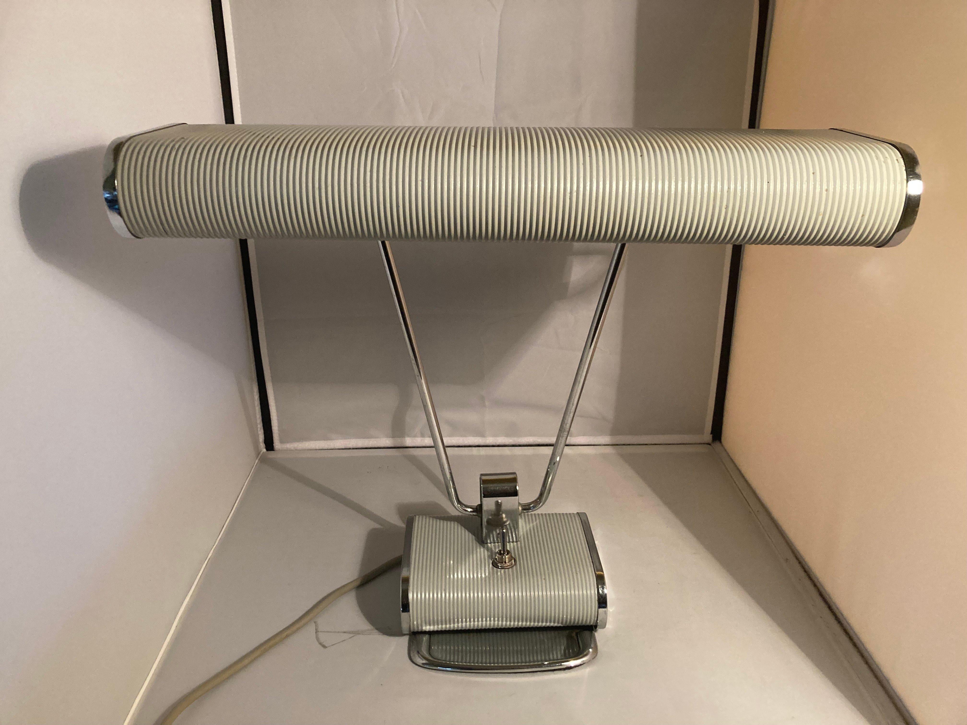 Iconic Design of the Art Déco era.
Table lamp designed by Eileen Gray. (attr.) France 1930s.
Manufacturer: Jumo Model 71.
Modernist Bauhaus style. Design classic.
Very solid heavy quality.
Cast iron base
Original condition of the 1930s.
Original
