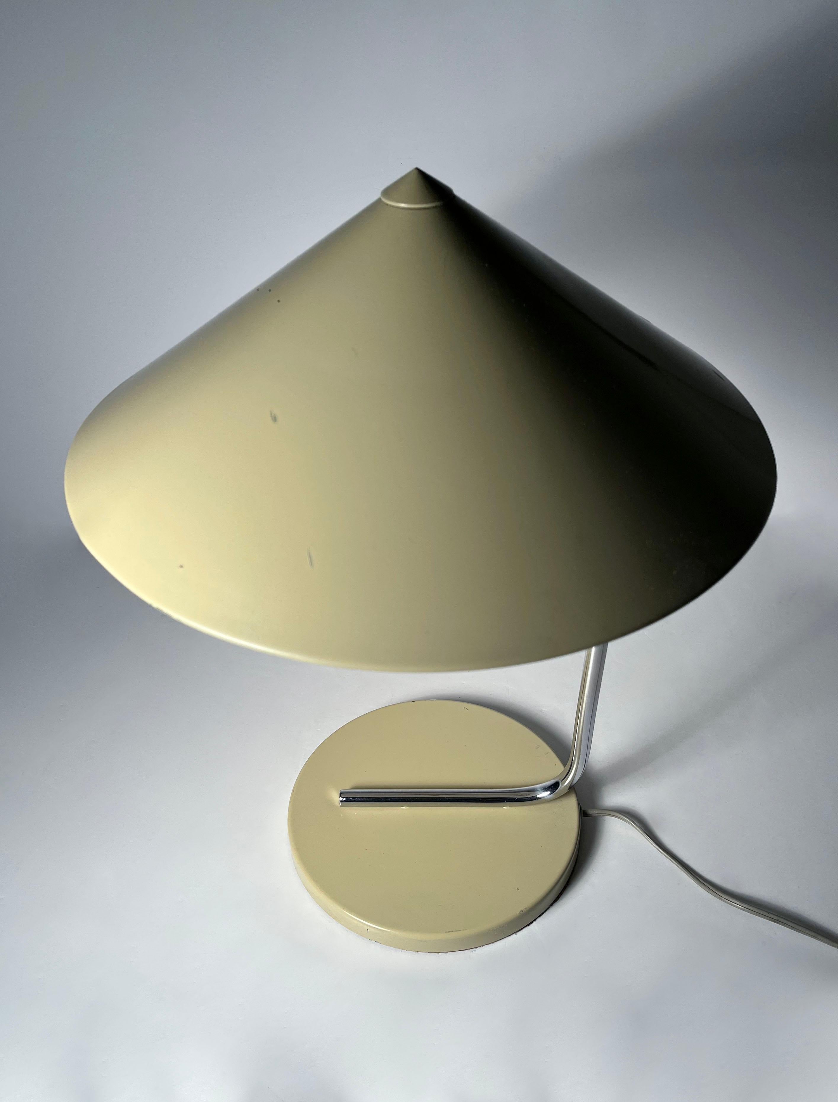 Art Deco Table Lamp by Walter Von Nessen In Good Condition For Sale In Chicago, IL