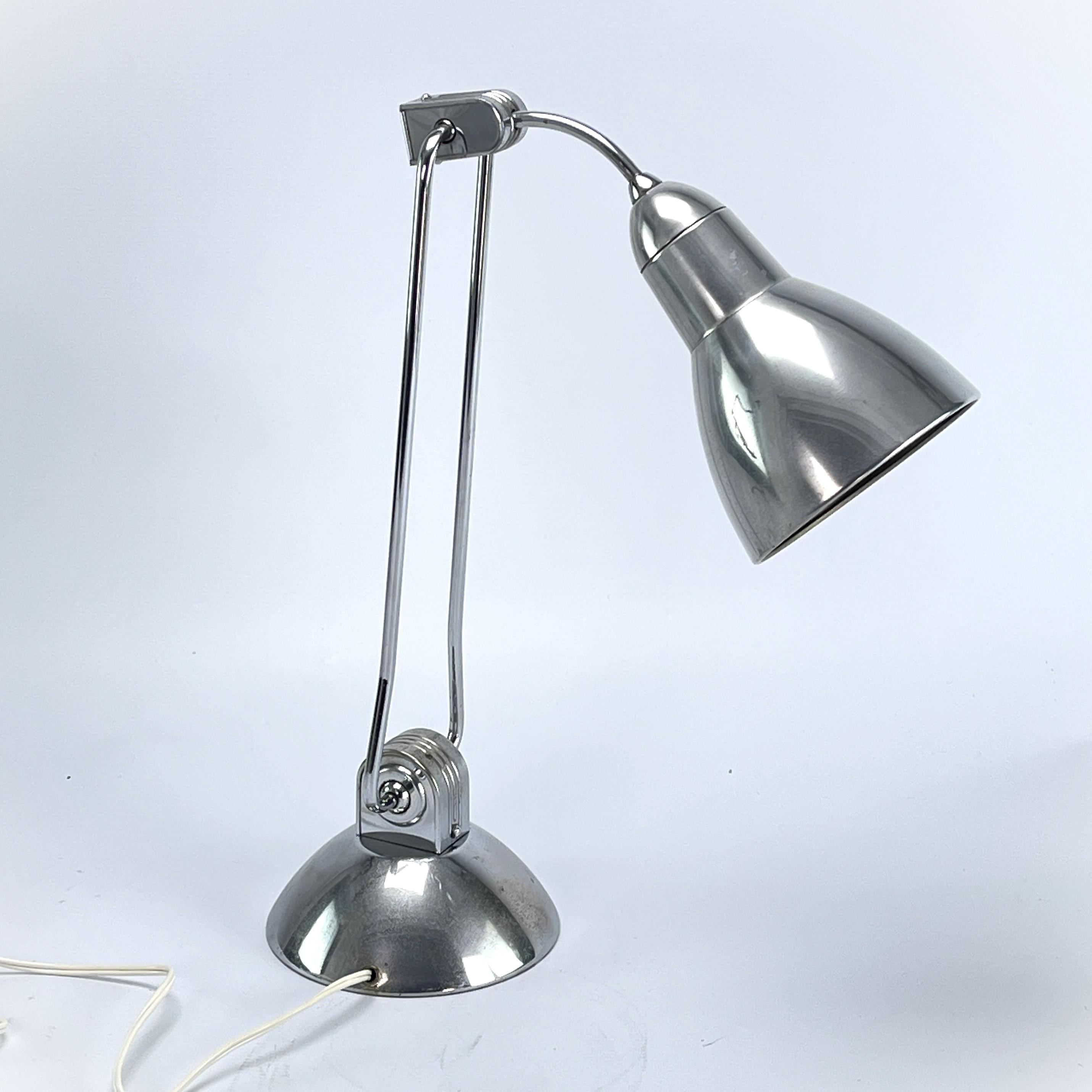 Lampe de table Art Déco de JUMO - années 1930

La lampe de table a été conçue par la designer française Charlotte Perriand pour Jumo. Charlotte Perriand pour Jumo.
Ce modèle est une version rare (de 1930). La lampe moderniste en tube d'acier chromé
