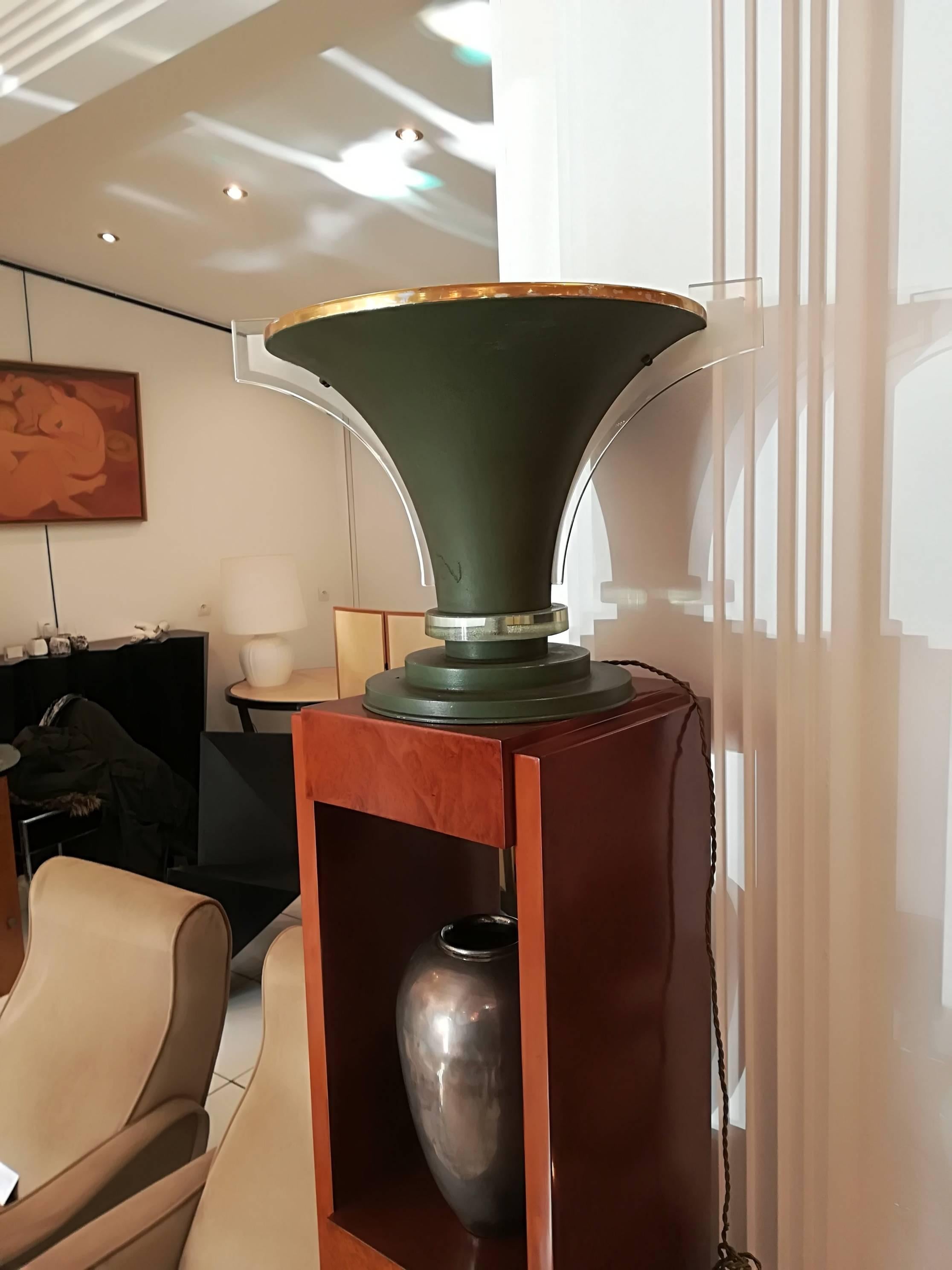 Lampe de table Art Déco, circa 1930, métal et verre, parfait sur un piédestal (cf 2ème photo)
Dimensions : Diamètre 35cm
Diamètre de la base 24 cm.