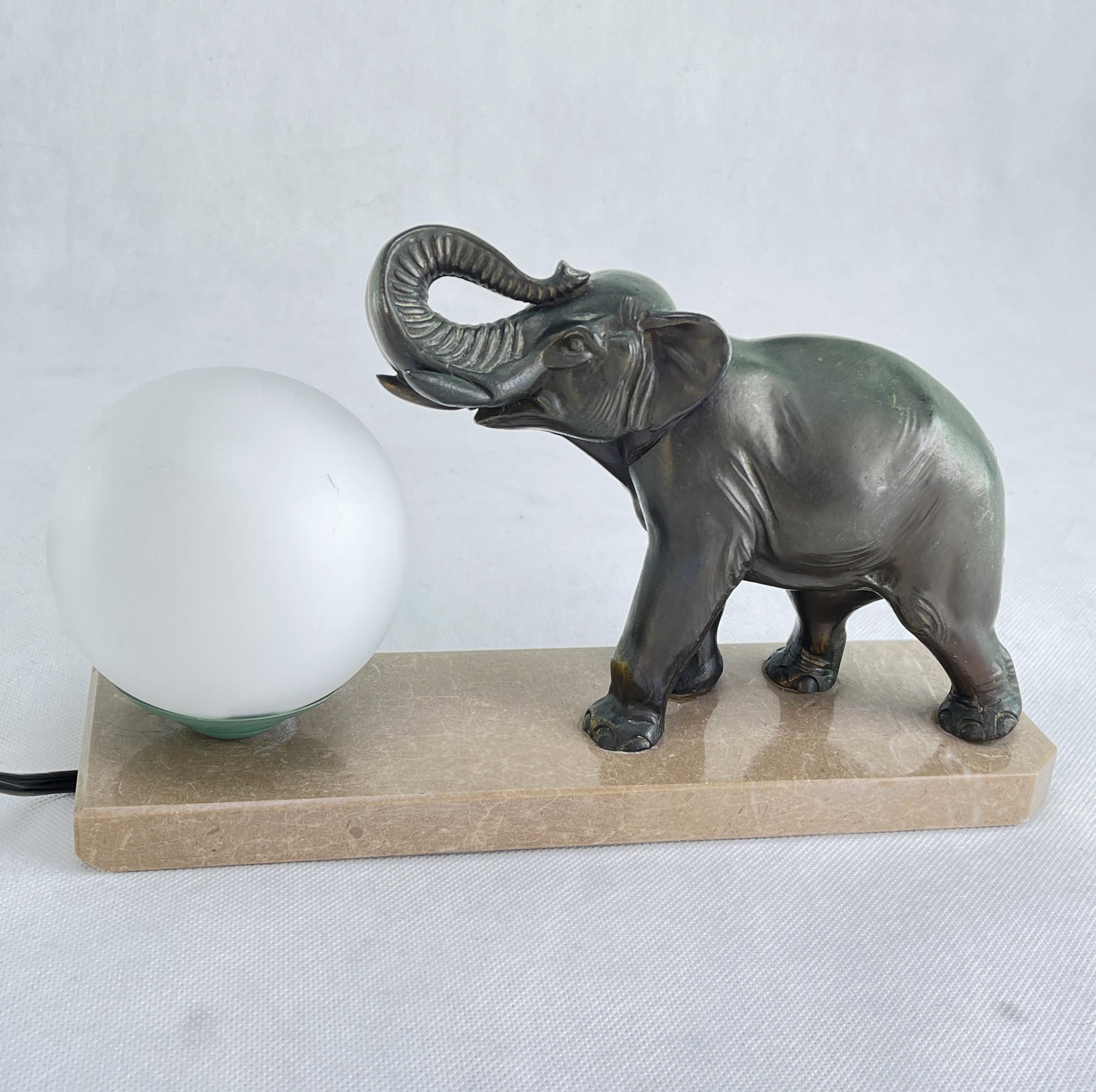 Art Deco elephant sculpture table lamp - 1930s.

This unique, original table lamp captivates with its simple, no-nonsense Art Deco design. It was designed in the style of Art Deco, an artistic design movement known for its geometric shapes,
