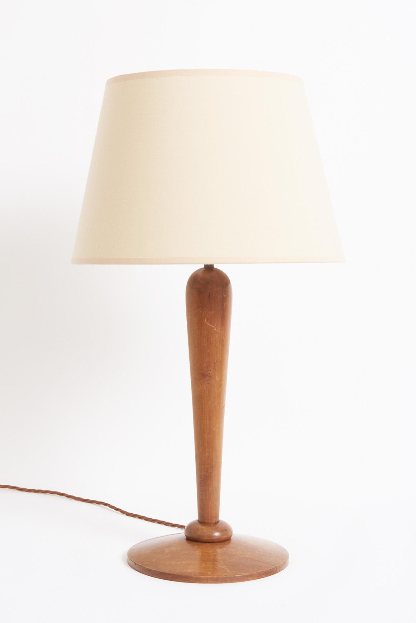 Lampe de table en frêne Art déco
France, années 1920
Avec l'abat-jour : 65 cm de haut par 41 cm de diamètre
Base de la lampe uniquement : 48 cm de haut par 22 cm de diamètre