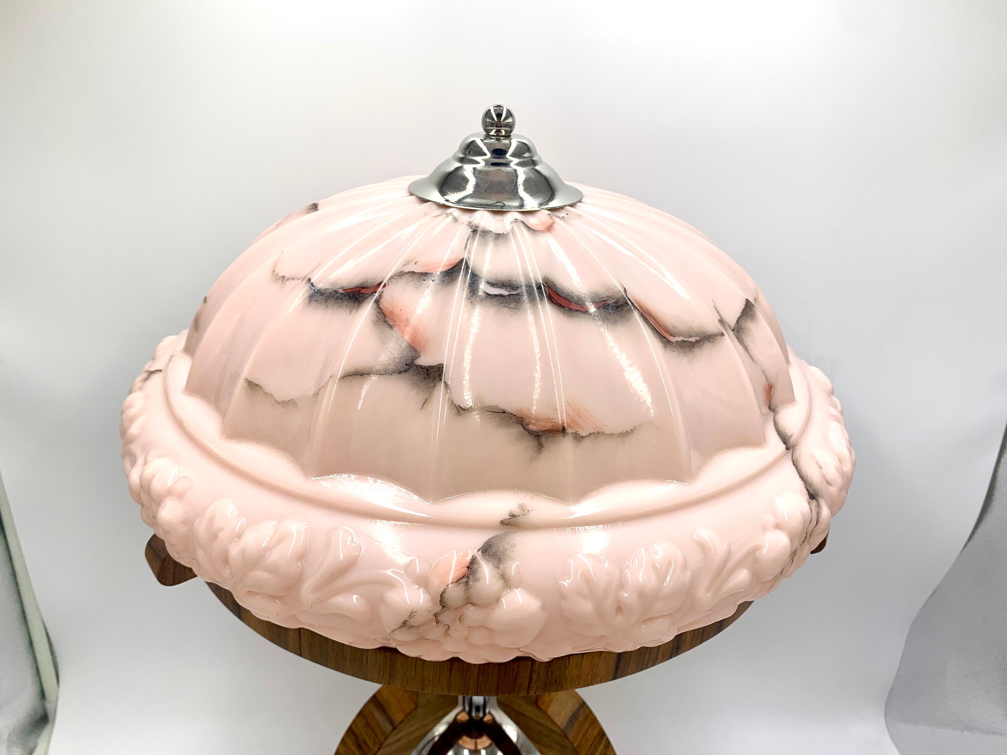 Art Deco Tischlampe mit einem großen dekorativen rosa Schirm.

Hergestellt in Polen in den 1950er Jahren.

Das Gestell wird aus lackiertem Nussbaumholz gefertigt.

Neues Kabel.

Sehr guter Zustand.

Maße: Höhe: 61 cm Durchmesser des