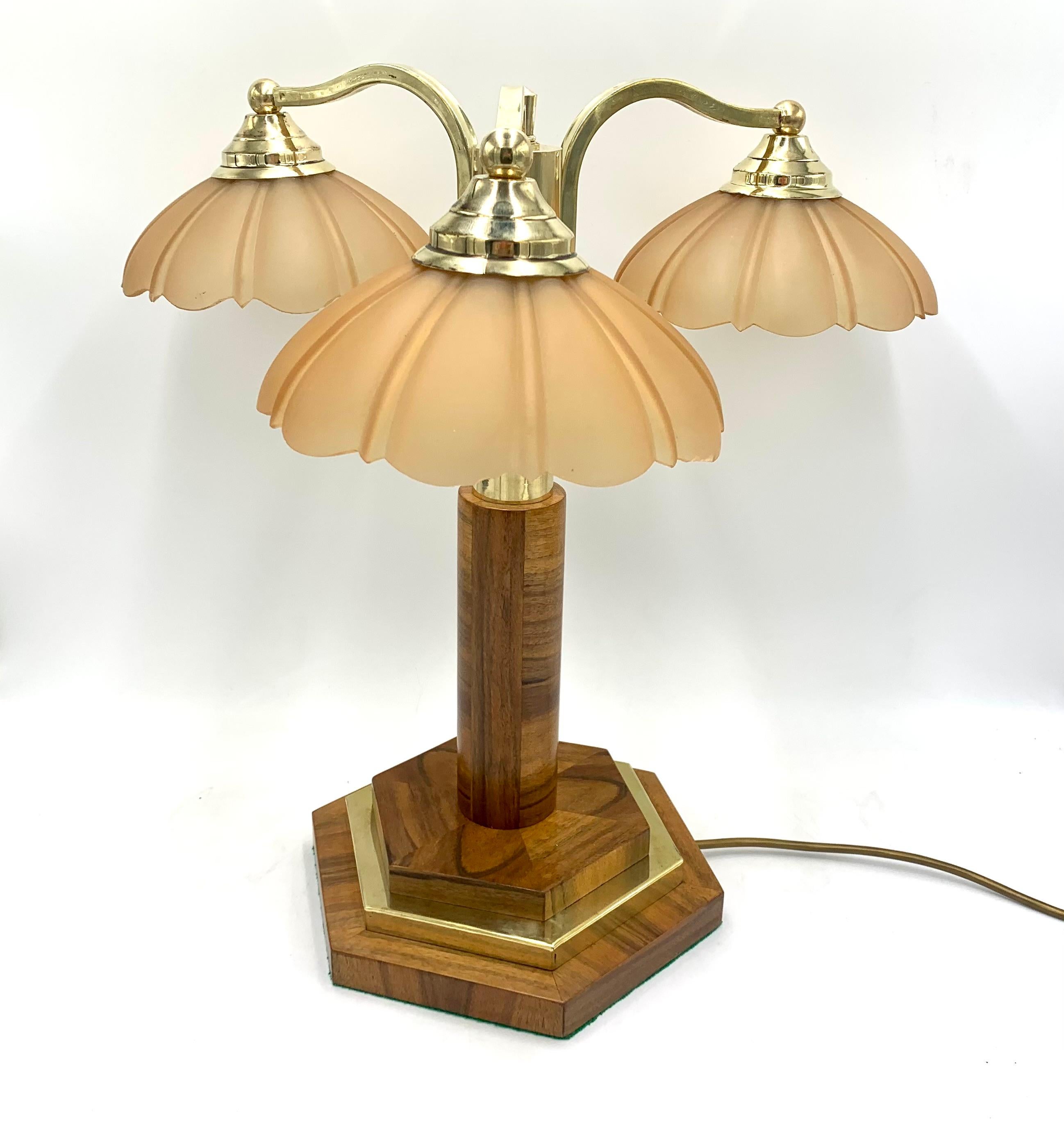 Art Deco table lamp with three beige glass shades.

Made in Poland in the 1950s.

The posture will be made of walnut wood finished in varnish.

New cable.

Very good condition.

Measures: Height: 47cm diameter of the base: 25cm diameter of