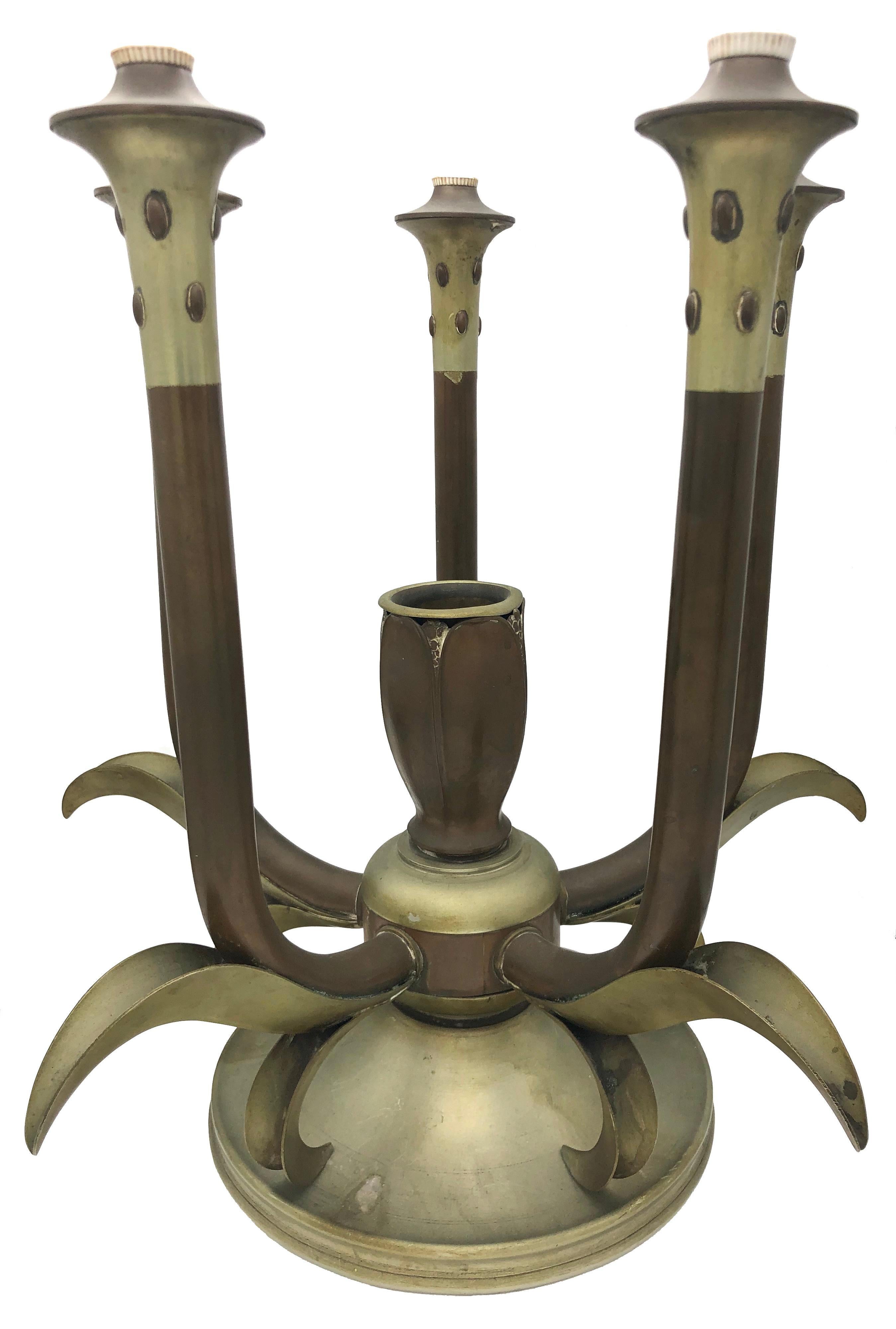 Expressive lampe de table Art Déco à cinq bras en métal bicolore dans son état d'origine. Le motif rappelle des fleurs et des feuilles.