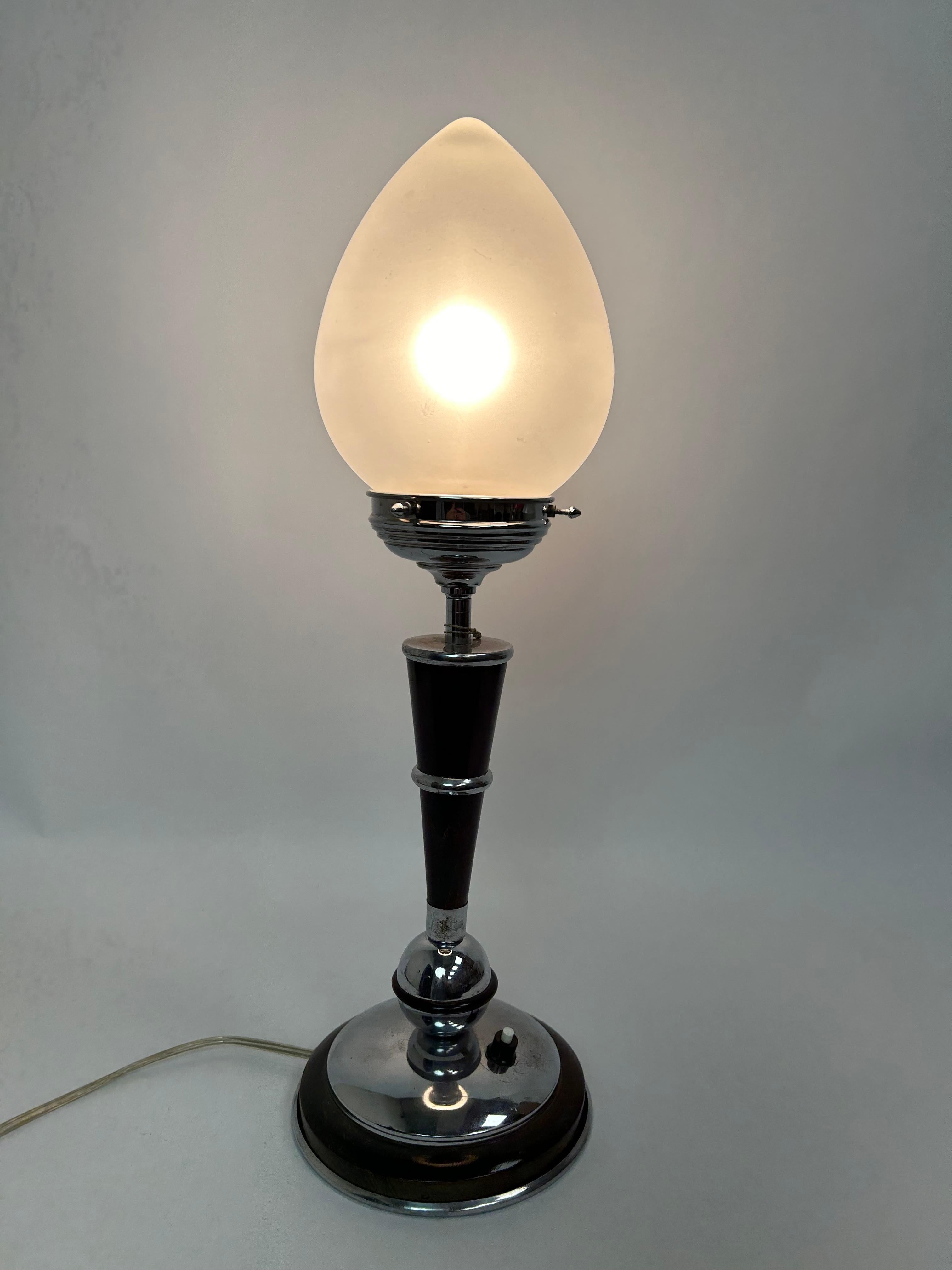 Art deco table lamp in very nice original condition.
