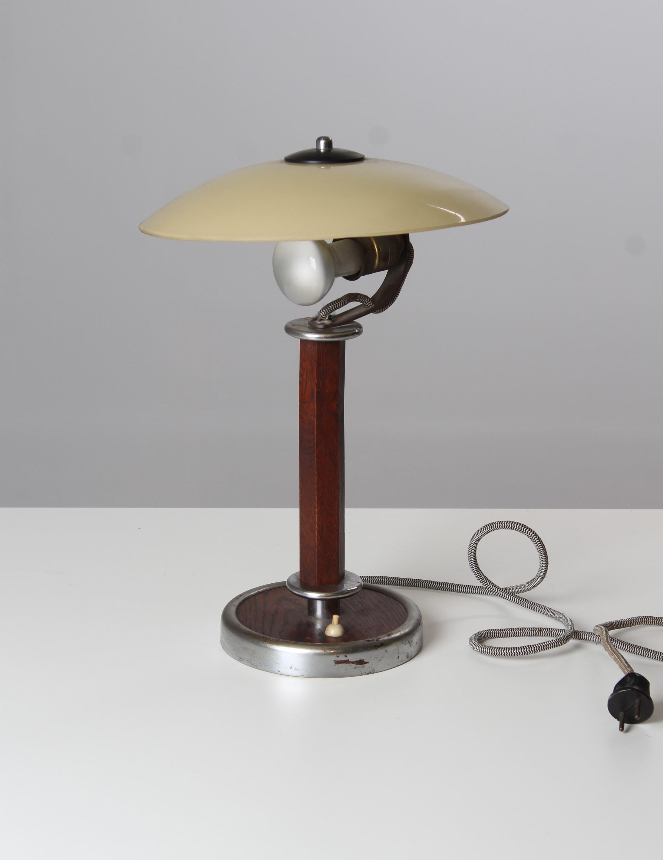 Original Art Deco Schreibtischlampe aus den 1920er oder 1930er Jahren. Authentischer Zustand mit Alters- und Gebrauchsspuren.
Guter Funktionszustand. 

Maße: Höhe: 42 cm, Durchmesser: 31 cm.