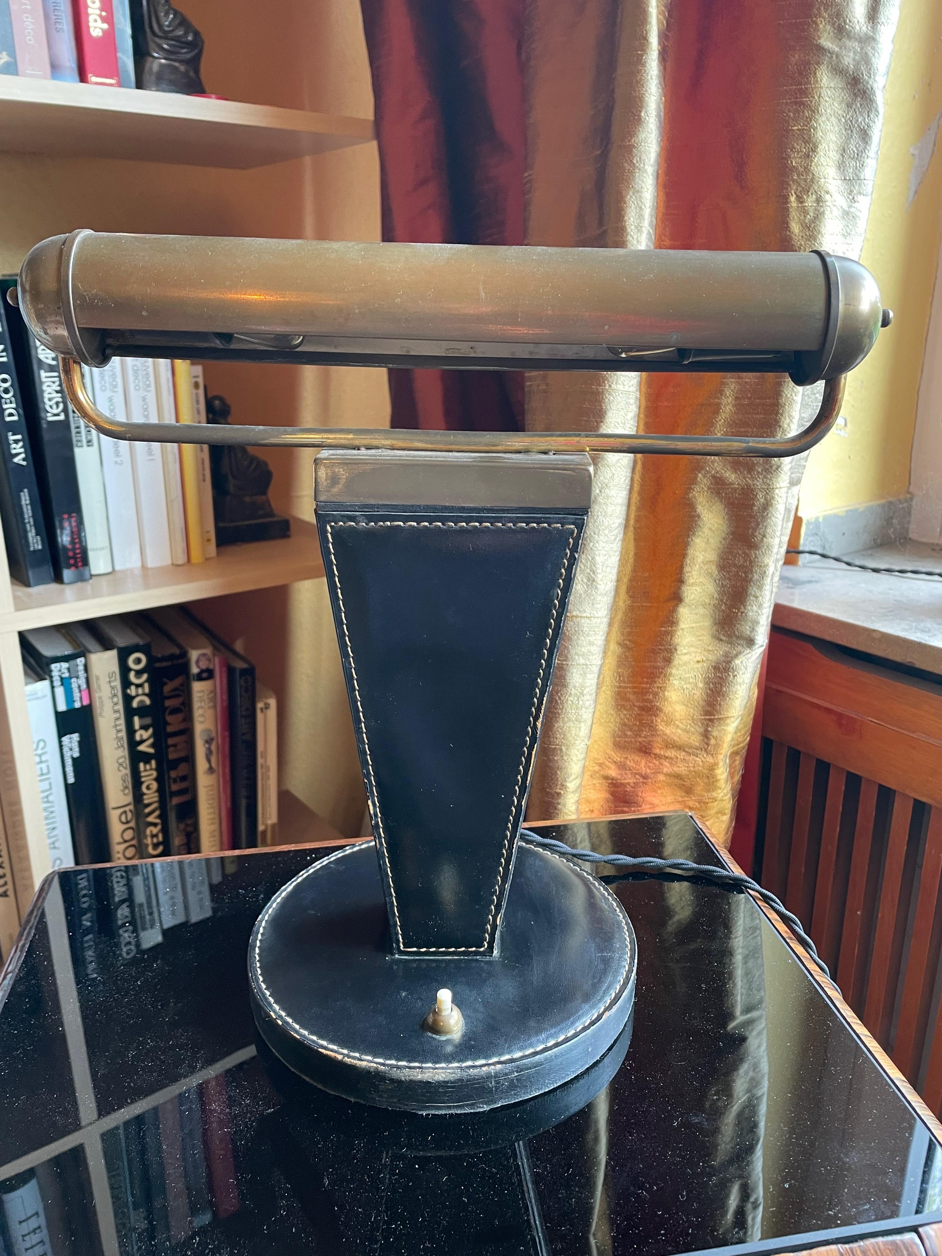 Rarissime lampe de table Art Déco française des années 30/40 par Jacques Adnet. 
Beau design, bon état général, légères traces d'usage dans le laiton dues à l'âge. Légèrement frotté.
Cette lampe de table rare est dans l'état d'origine de la fin de