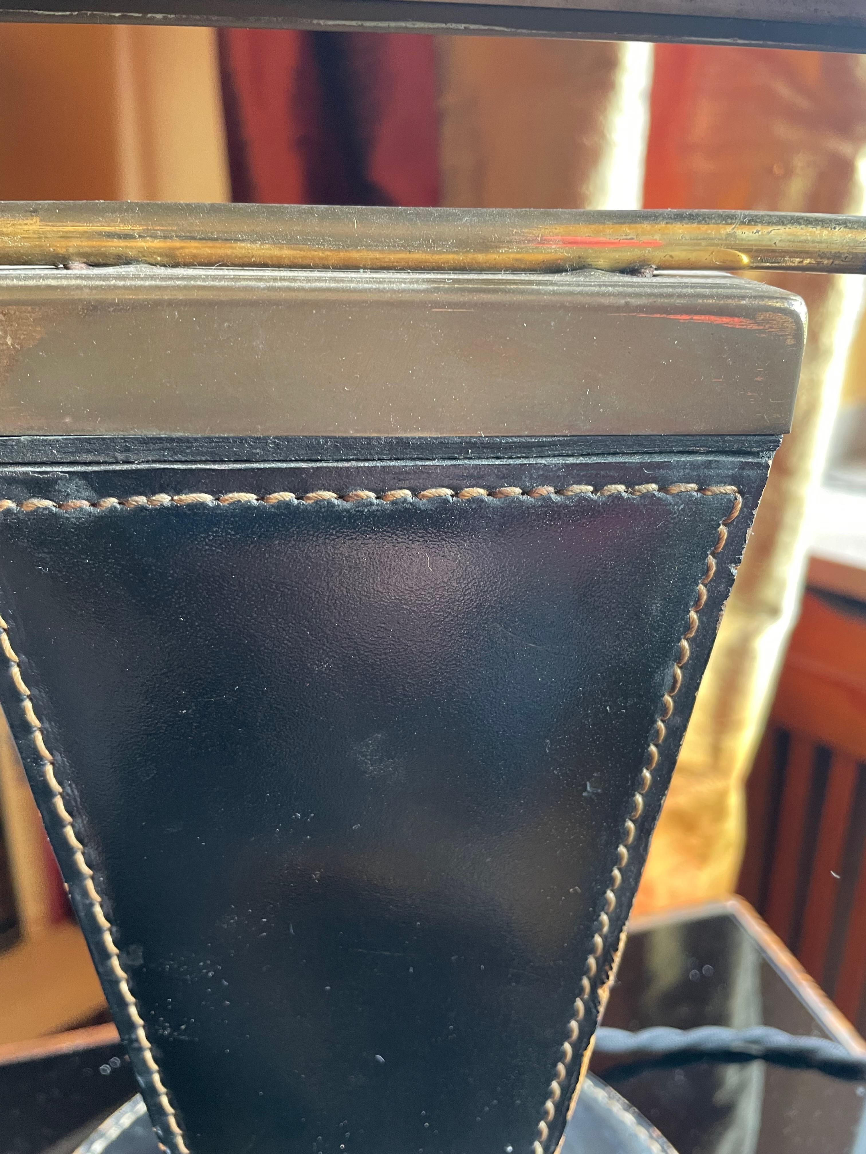 Lámpara de mesa Art Déco. Francia, década de 1940. Jacques Adnet. Cuero Stiched , Latón. Francés en venta