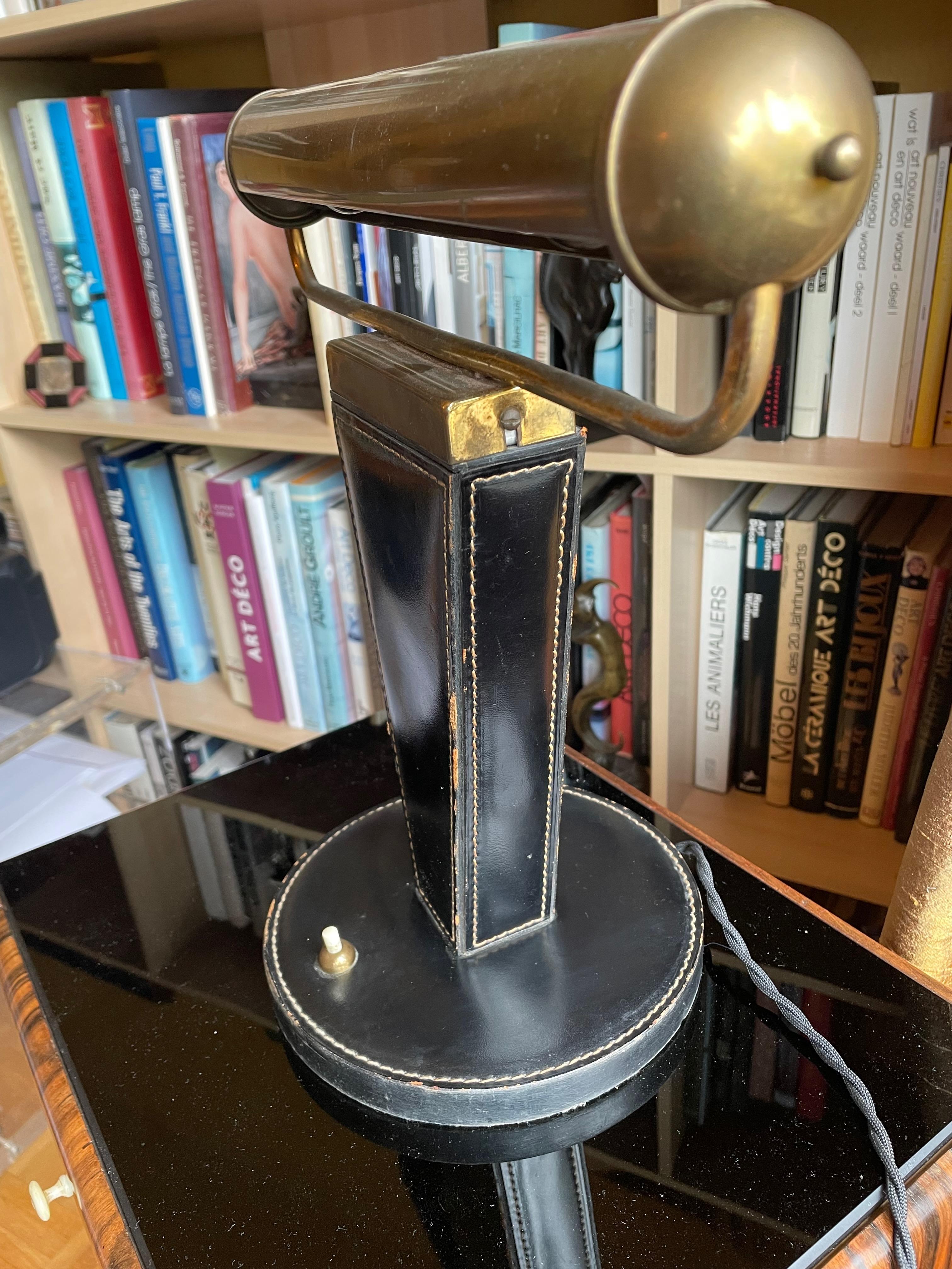 Art Déco table lamp. France 1940s. Jacques Adnet. Stiched Leather , Brass. In Good Condition For Sale In Köln, NW