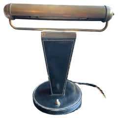 Lampada da tavolo Art Déco. Francia anni '40. Jacques Adnet. Pelle con cuciture, ottone.