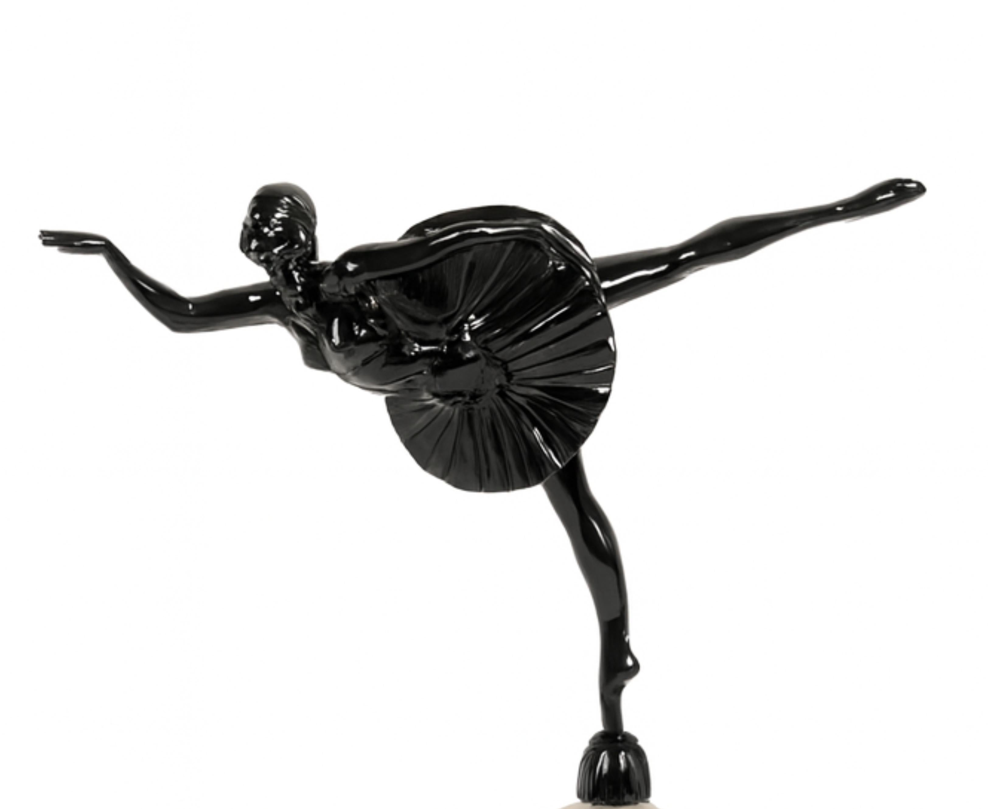 Lampe de table Art déco en laque noire avec statue : Une figure en métal représentant une danseuse en pleine extension, dansant sur un pied. Elle est posée sur un globe en verre dépoli qui diffuse une lumière douce, soutenu par une base en marbre