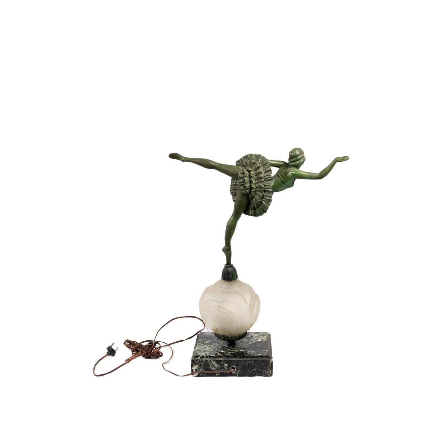 Art déco Lampe de table Artful Green Bronze Dancer Statue, 20e siècle en vente