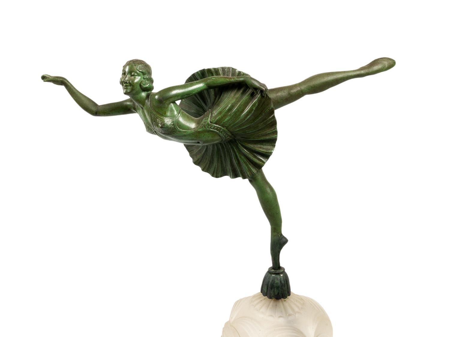 Français Lampe de table Artful Green Bronze Dancer Statue, 20e siècle en vente