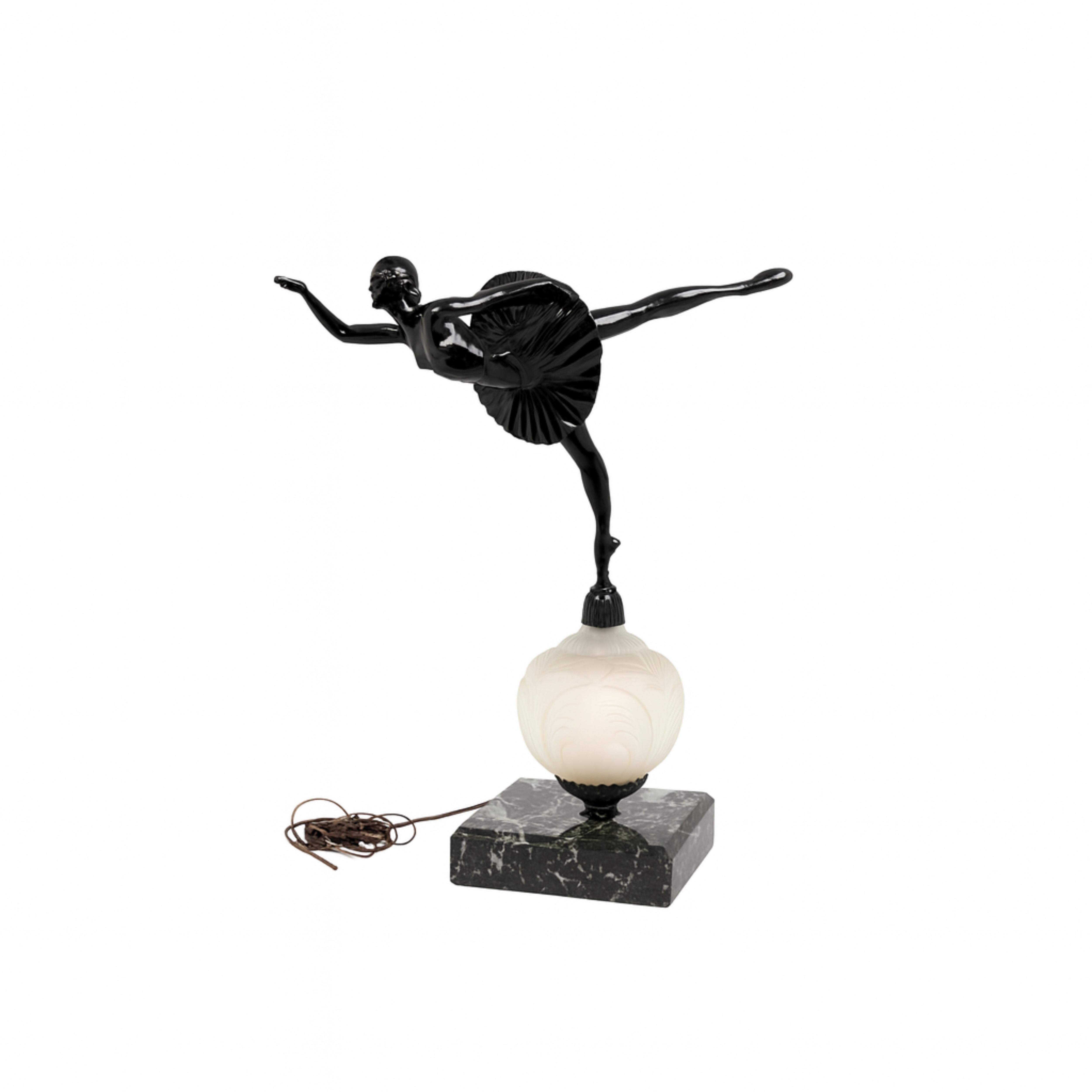 Français Art Deco Table Lamp Green Bronze Dancer Statue, 20th Century en vente