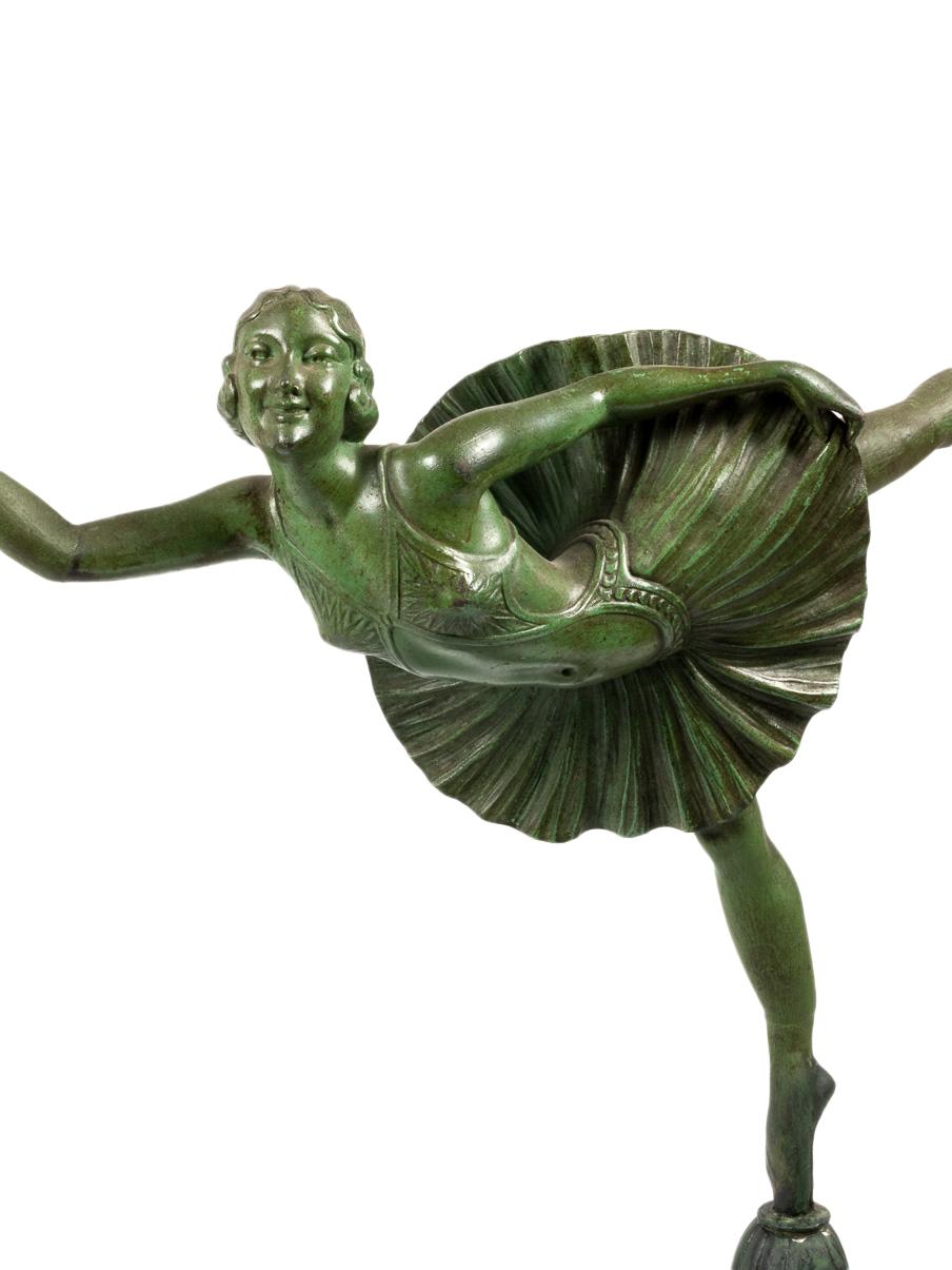 Patiné Lampe de table Artful Green Bronze Dancer Statue, 20e siècle en vente