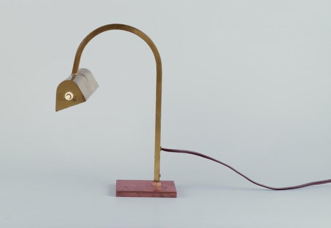 Art-Déco-Tischlampe in stilvollem Design. Ca. 1940er Jahre. (Messing) im Angebot