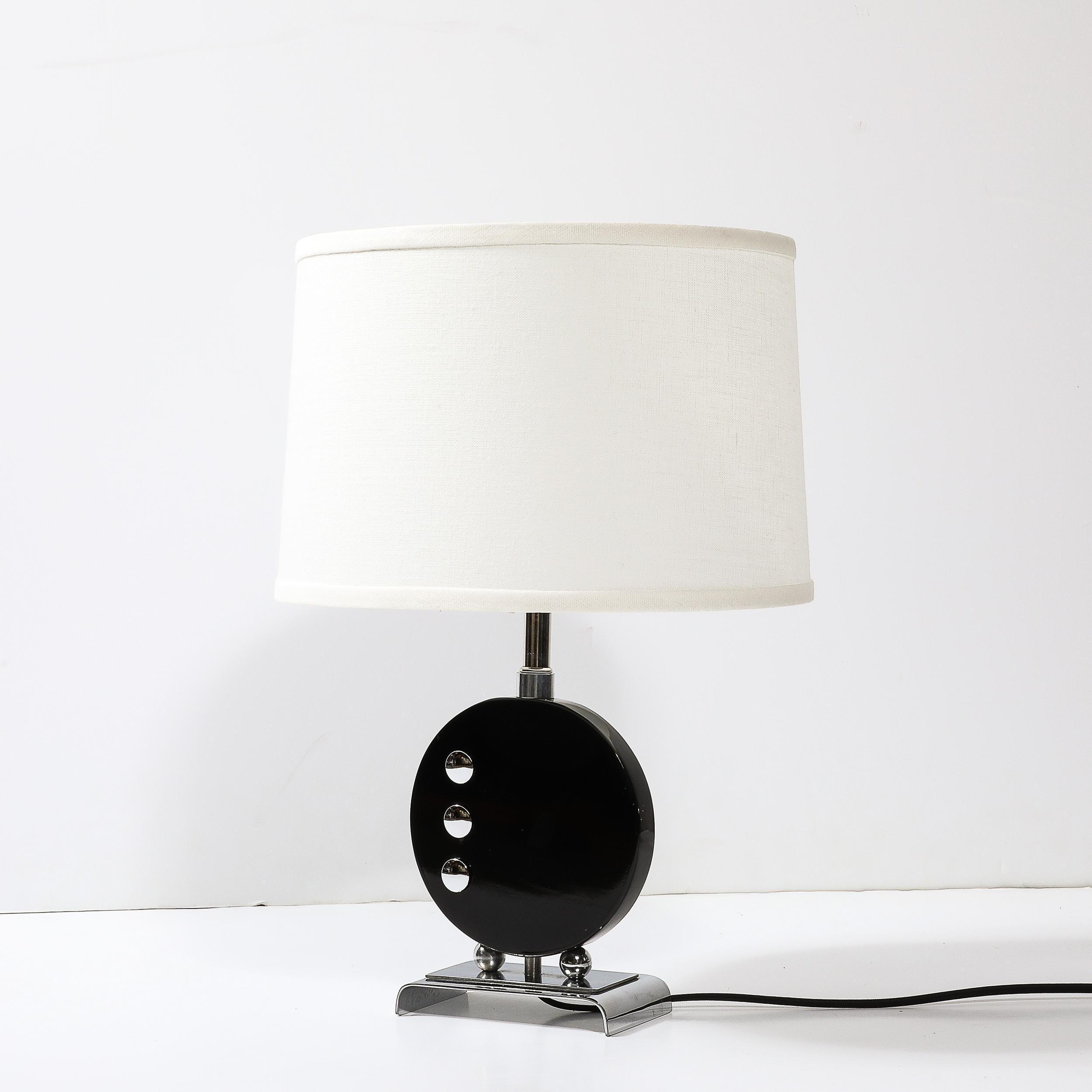 Américain Lampe de table Art déco en laque noire avec détails chromés d'après Donald Deskey en vente
