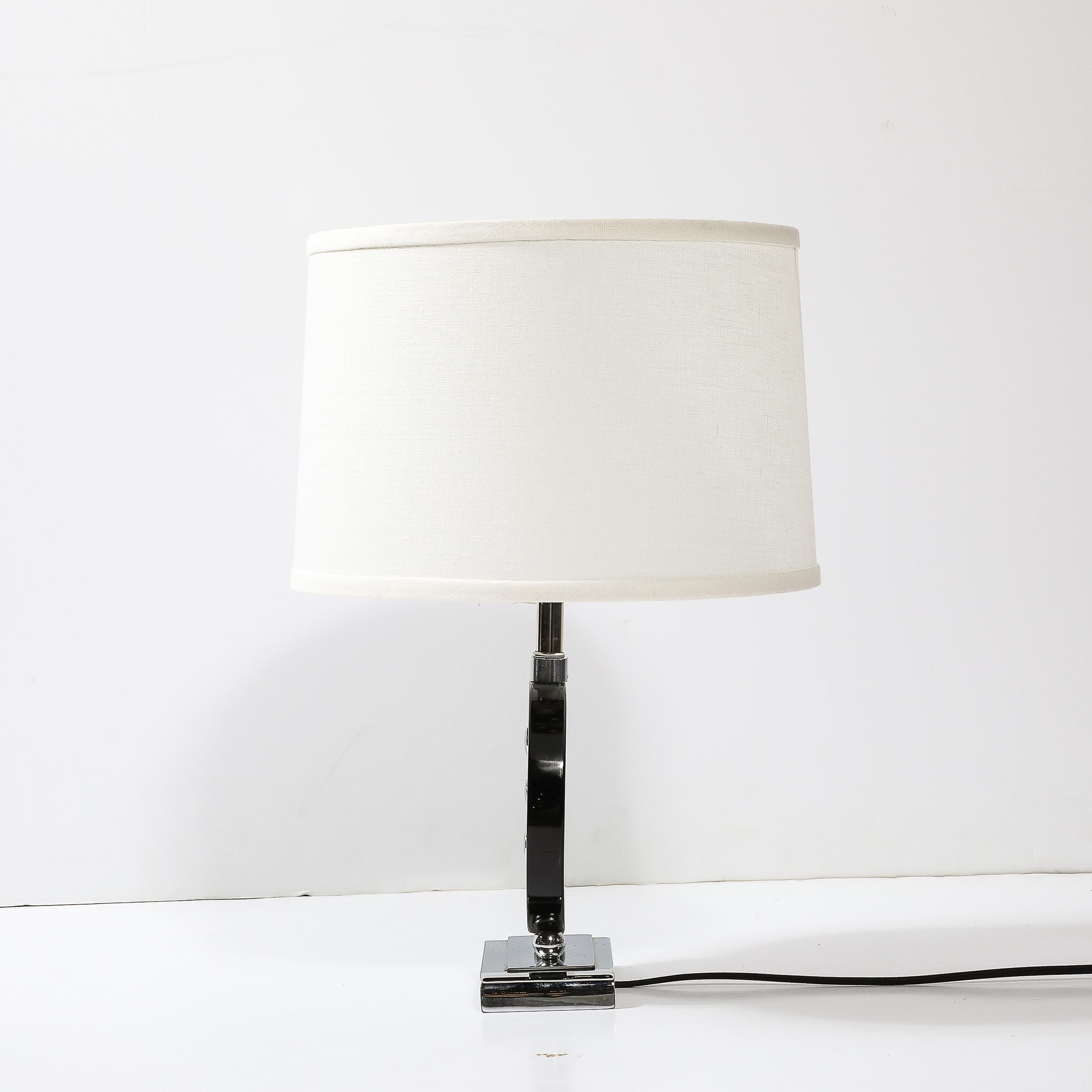 Milieu du XXe siècle Lampe de table Art déco en laque noire avec détails chromés d'après Donald Deskey en vente