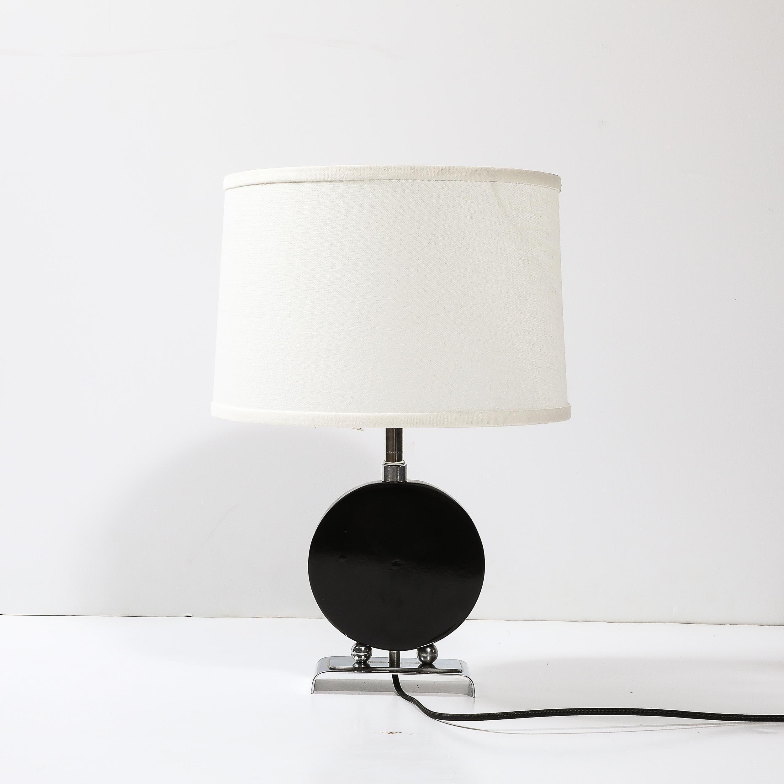 Chrome Lampe de table Art déco en laque noire avec détails chromés d'après Donald Deskey en vente