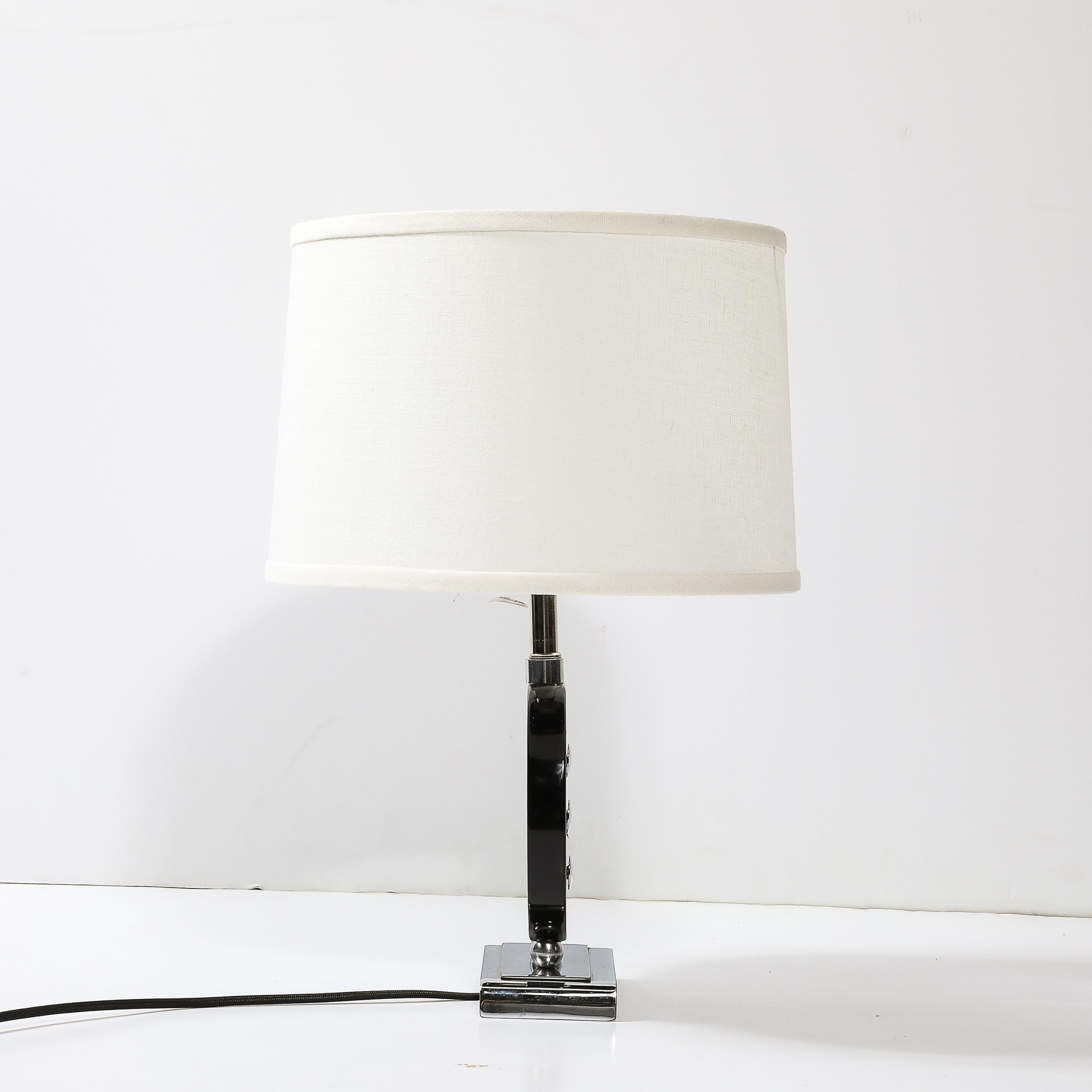 Lampe de table Art déco en laque noire avec détails chromés d'après Donald Deskey en vente 1