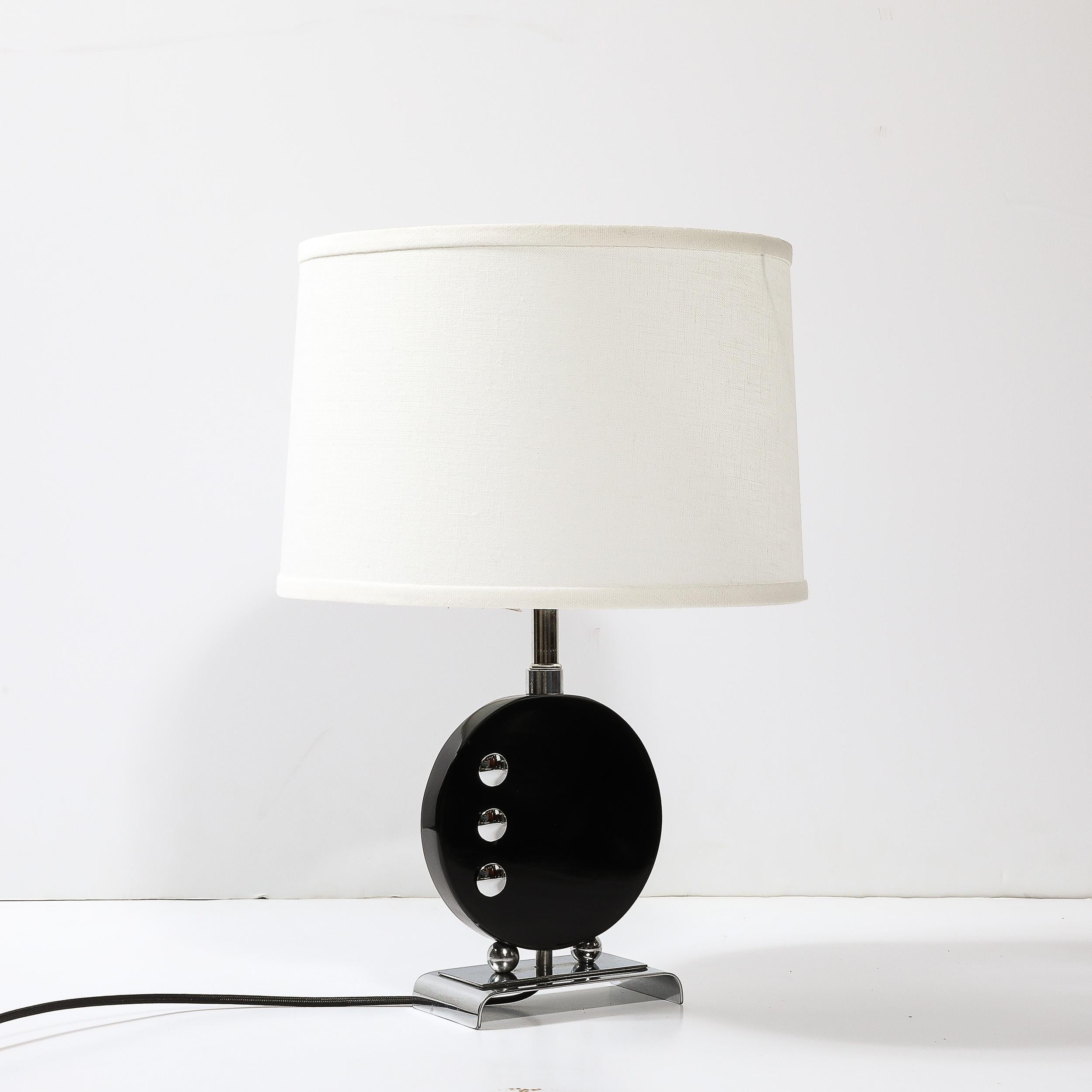 Lampe de table Art déco en laque noire avec détails chromés d'après Donald Deskey en vente 2