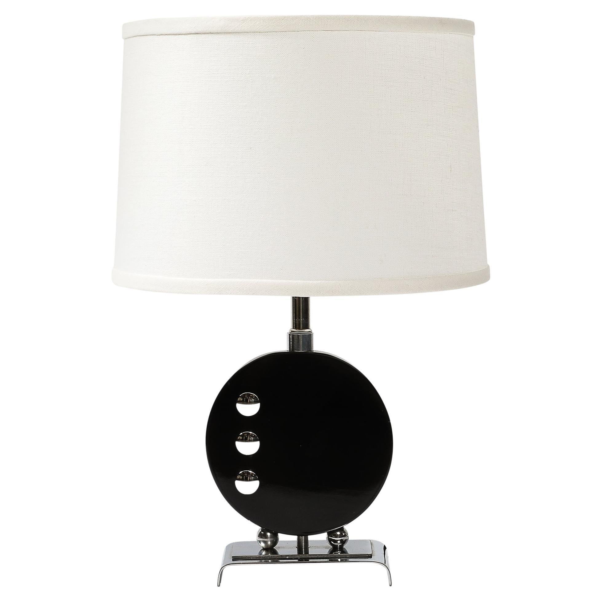 Lampe de table Art déco en laque noire avec détails chromés d'après Donald Deskey en vente