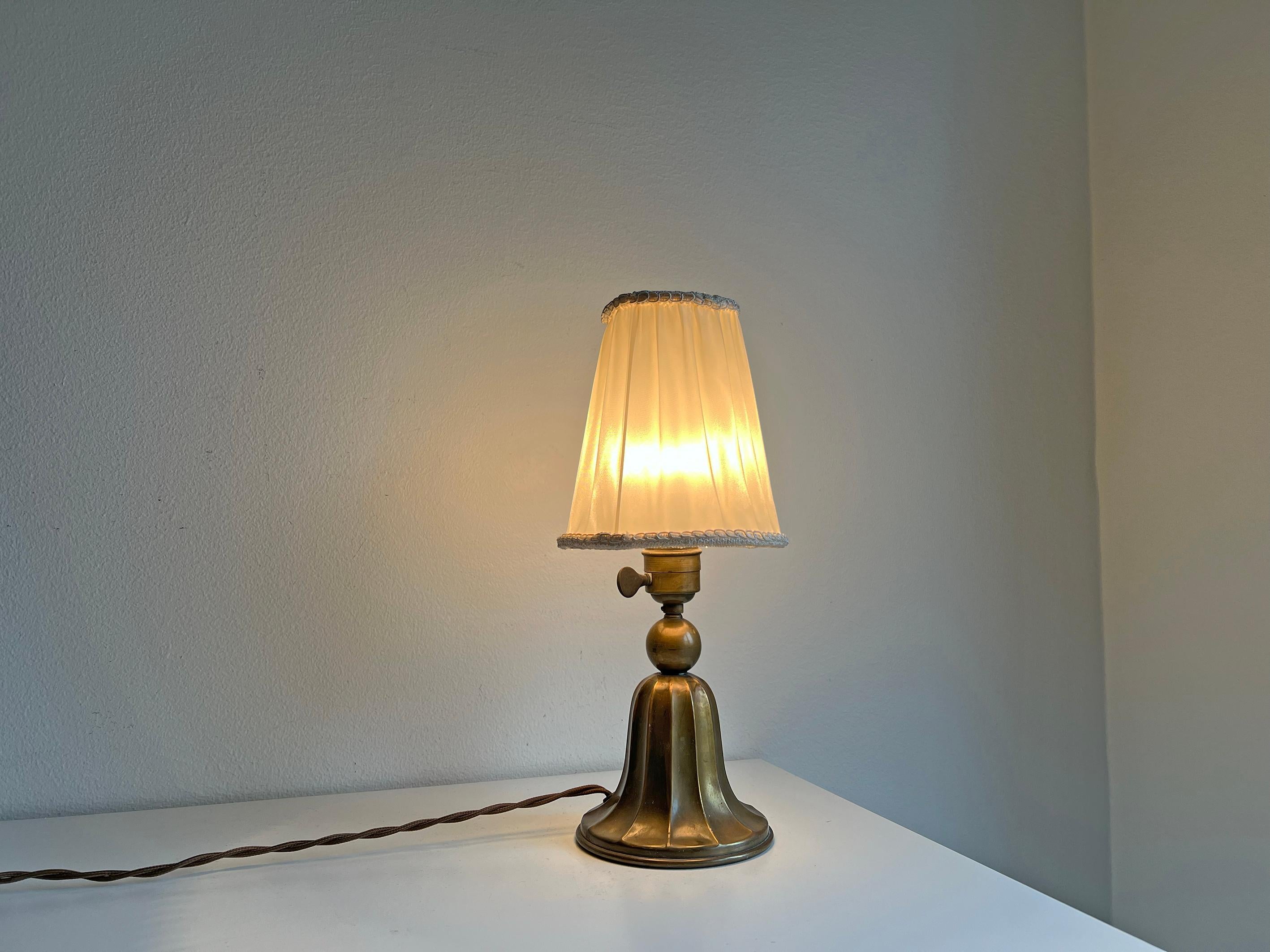 Rare lampe de table par CG Hallberg 1920-30s.
Modèle inhabituel avec une forme élégante. Laiton patiné.
Signé avec la marque du fabricant.
Veuillez noter que l'abat-jour n'est pas inclus.