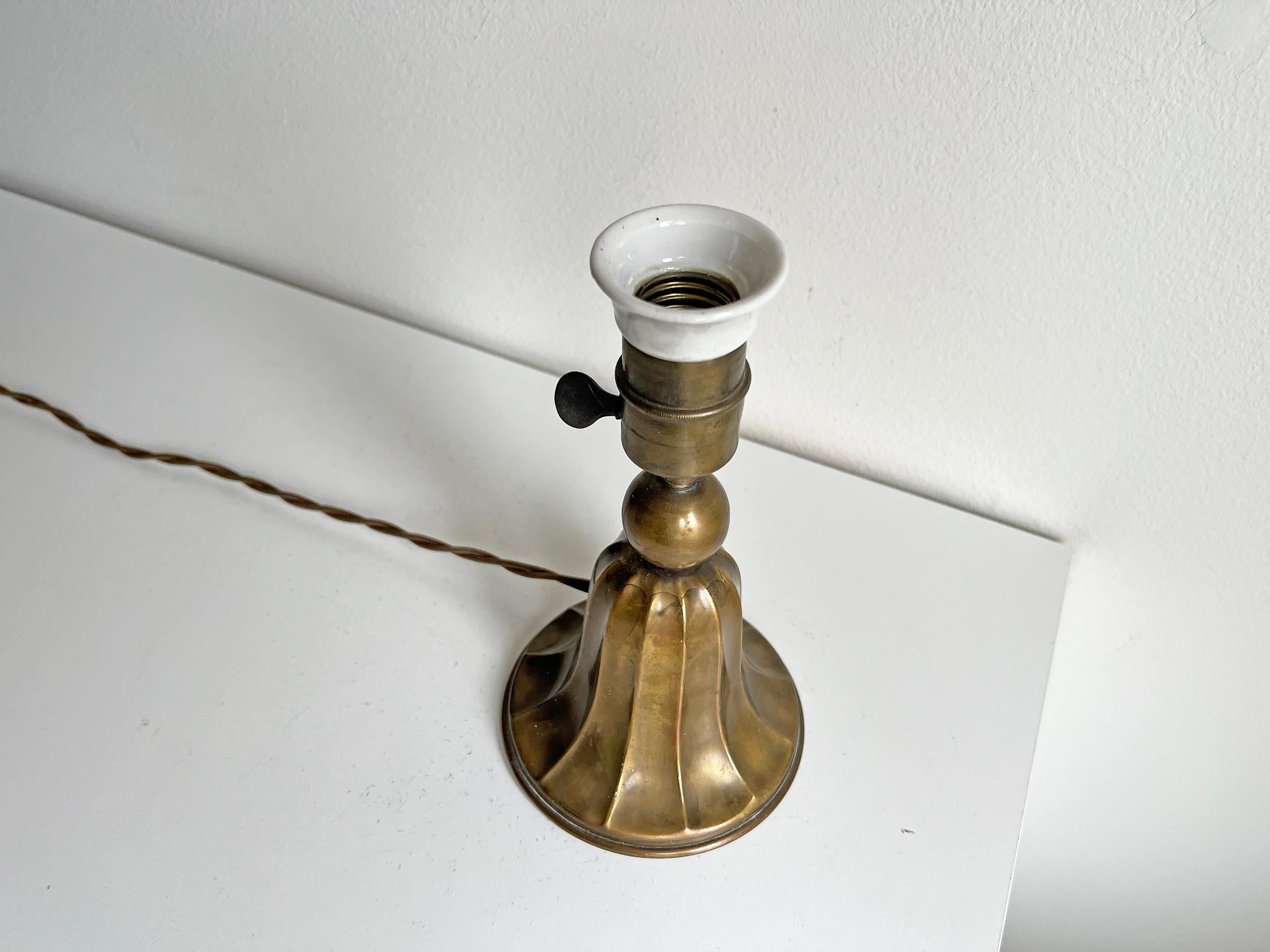 Lampe de table Art déco en laiton par CG Hallberg 1920-30s Bon état - En vente à Örebro, SE