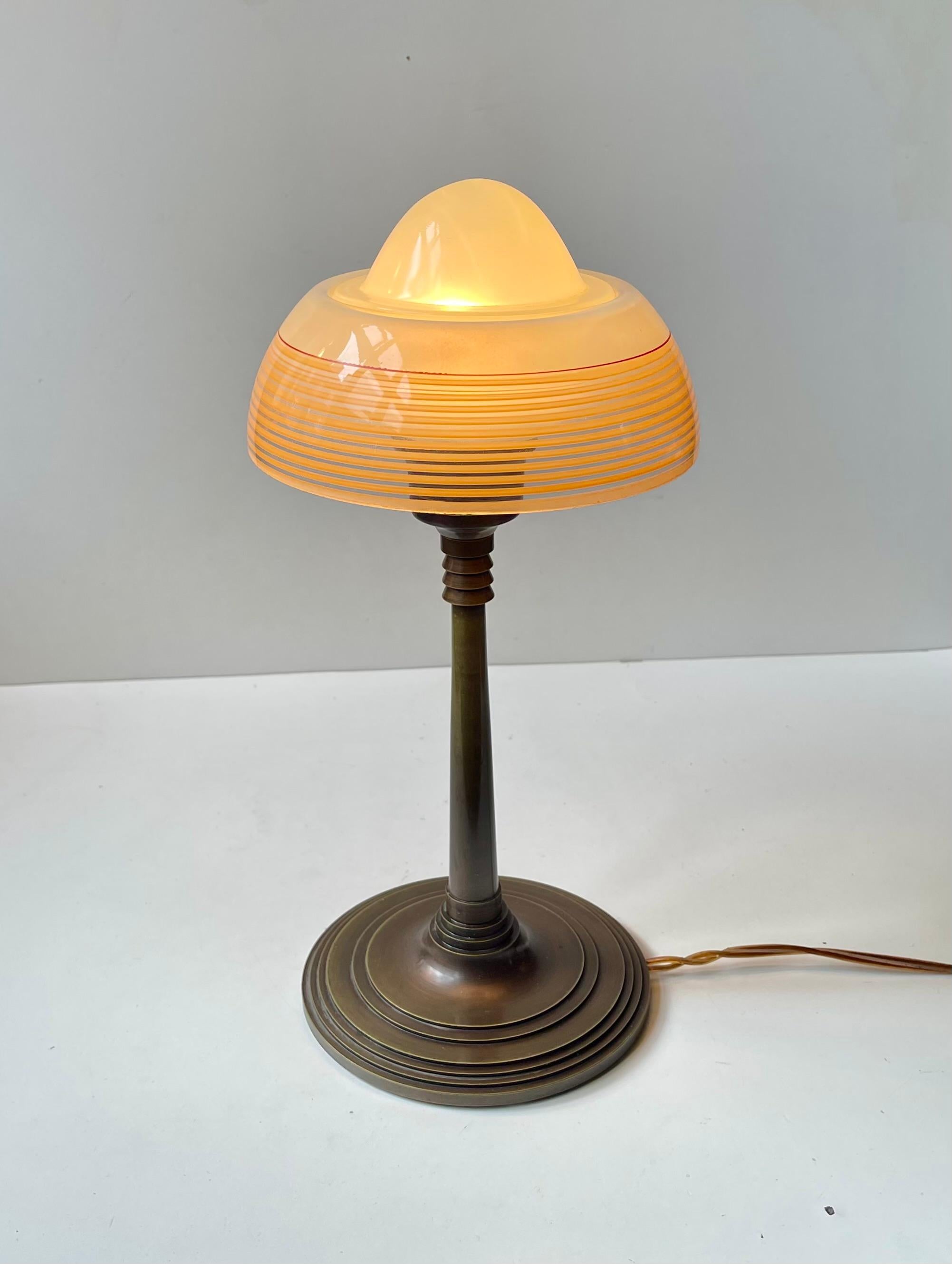 Lámpara Art Decó de sobremesa en bronce y cristal rayado de Fog & Mørup, años 30 en venta 6