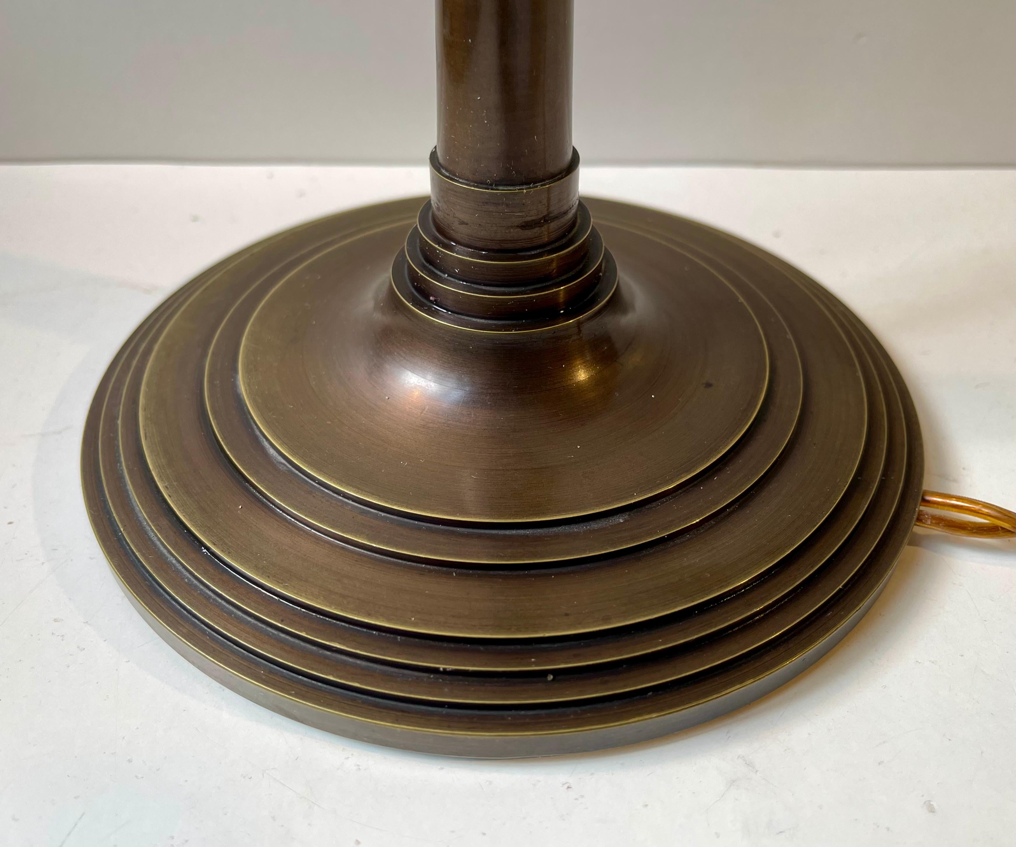 Lámpara Art Decó de sobremesa en bronce y cristal rayado de Fog & Mørup, años 30 en venta 1