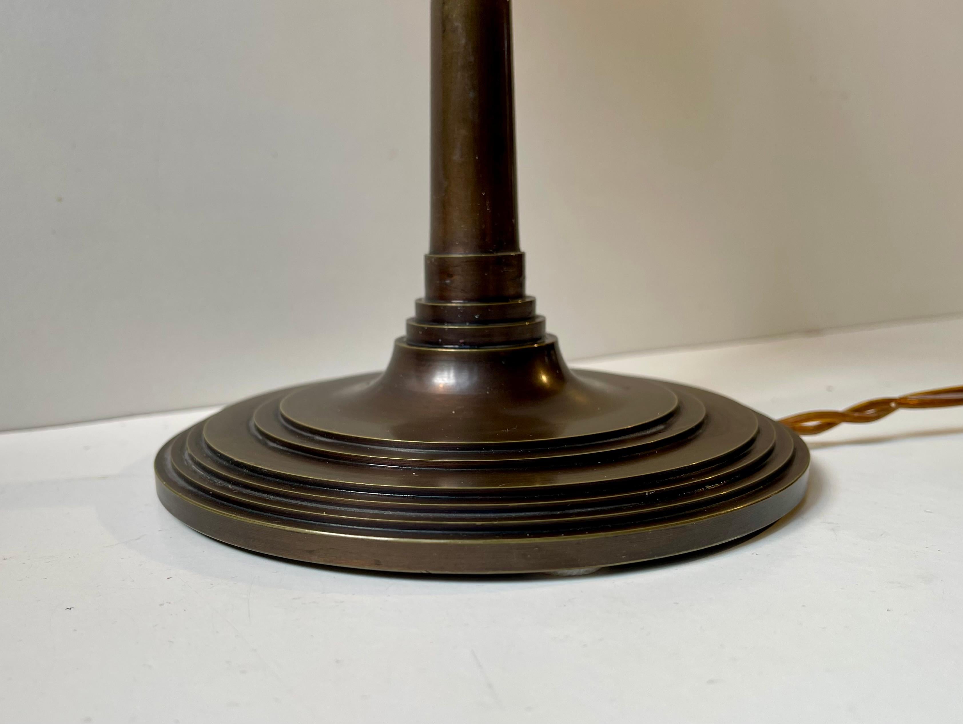 Lámpara Art Decó de sobremesa en bronce y cristal rayado de Fog & Mørup, años 30 en venta 3