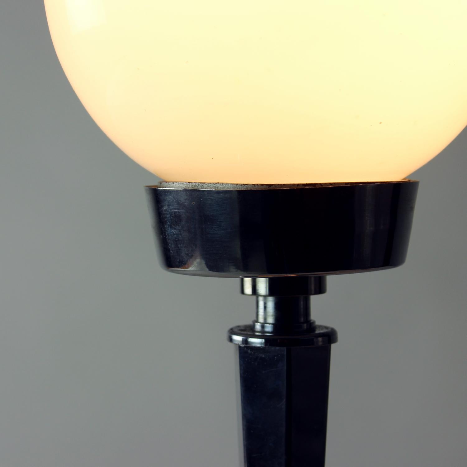 L�ámpara de sobremesa Art Decó de cromo y cristal, Checoslovaquia Década de 1940 en venta 7