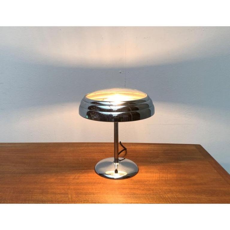 Lampe de table Art Déco en chrome et verre, en très bon état. Conçue de 1920 à 1949, la prise européenne (jusqu'à 250V). Le câblage de cet article peut être d'origine et nécessiter un remplacement, sauf indication contraire.

Informations