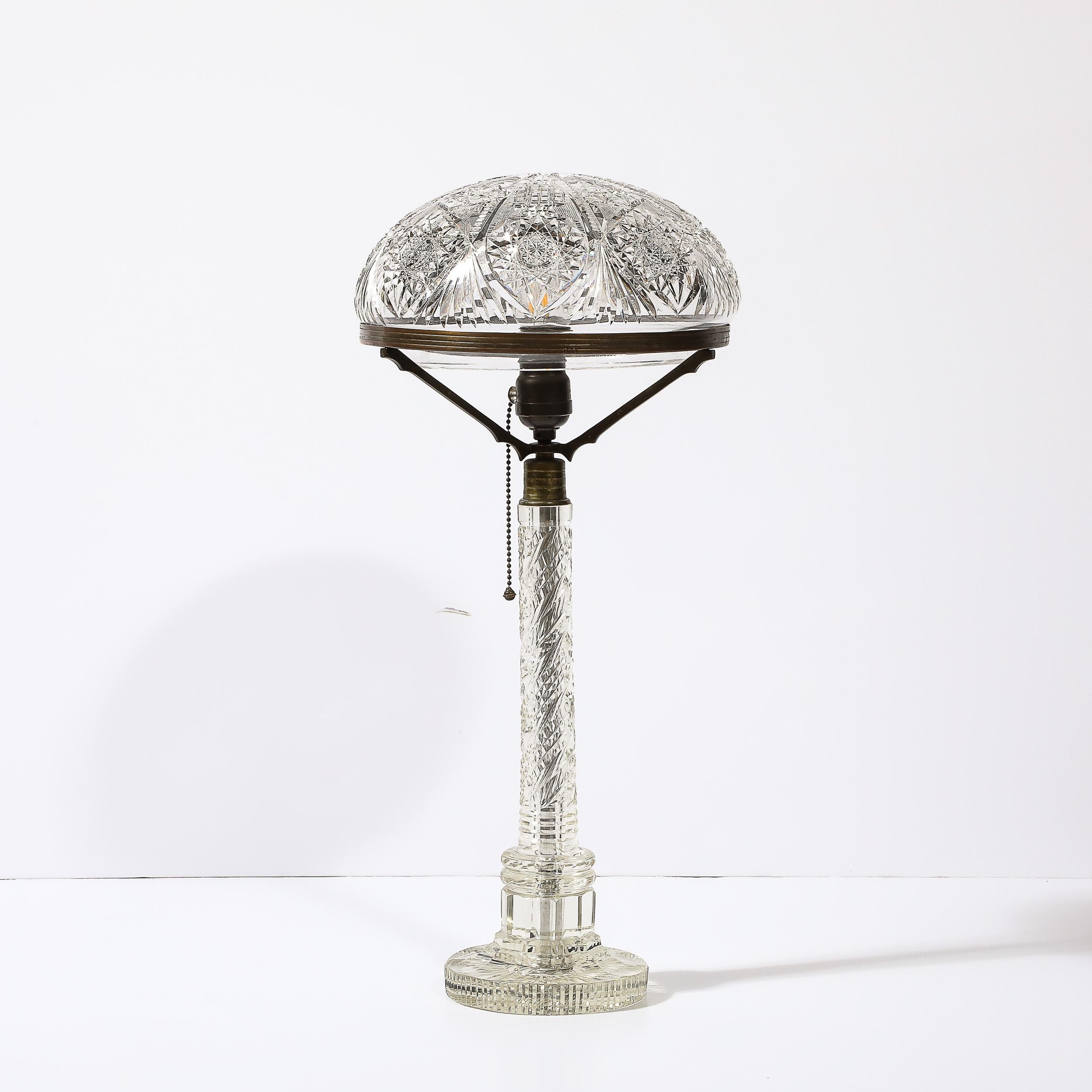 Art-Déco-Tischlampe aus geschliffenem Kristall und Bronze (amerikanisch) im Angebot
