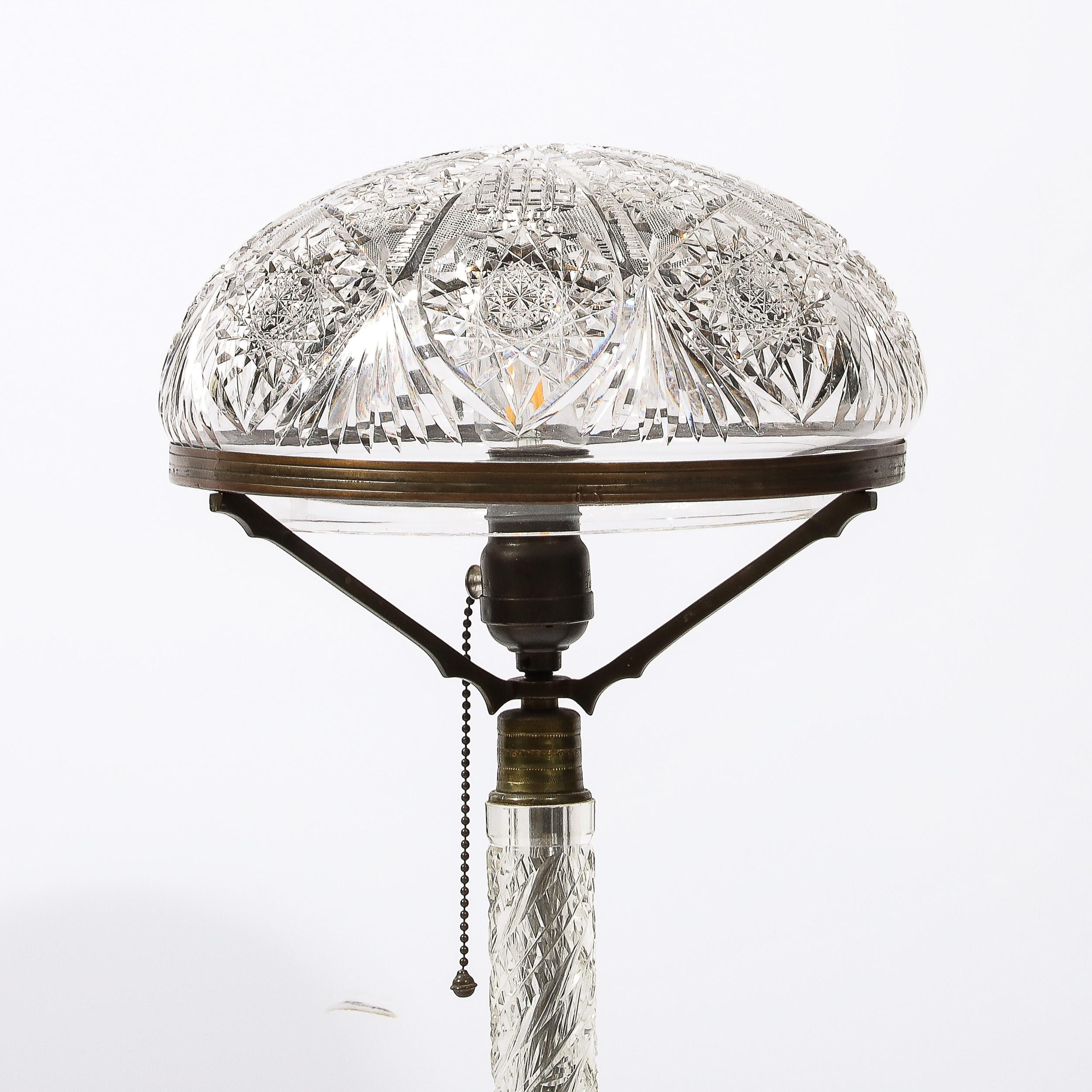 Art-Déco-Tischlampe aus geschliffenem Kristall und Bronze im Zustand „Hervorragend“ im Angebot in New York, NY