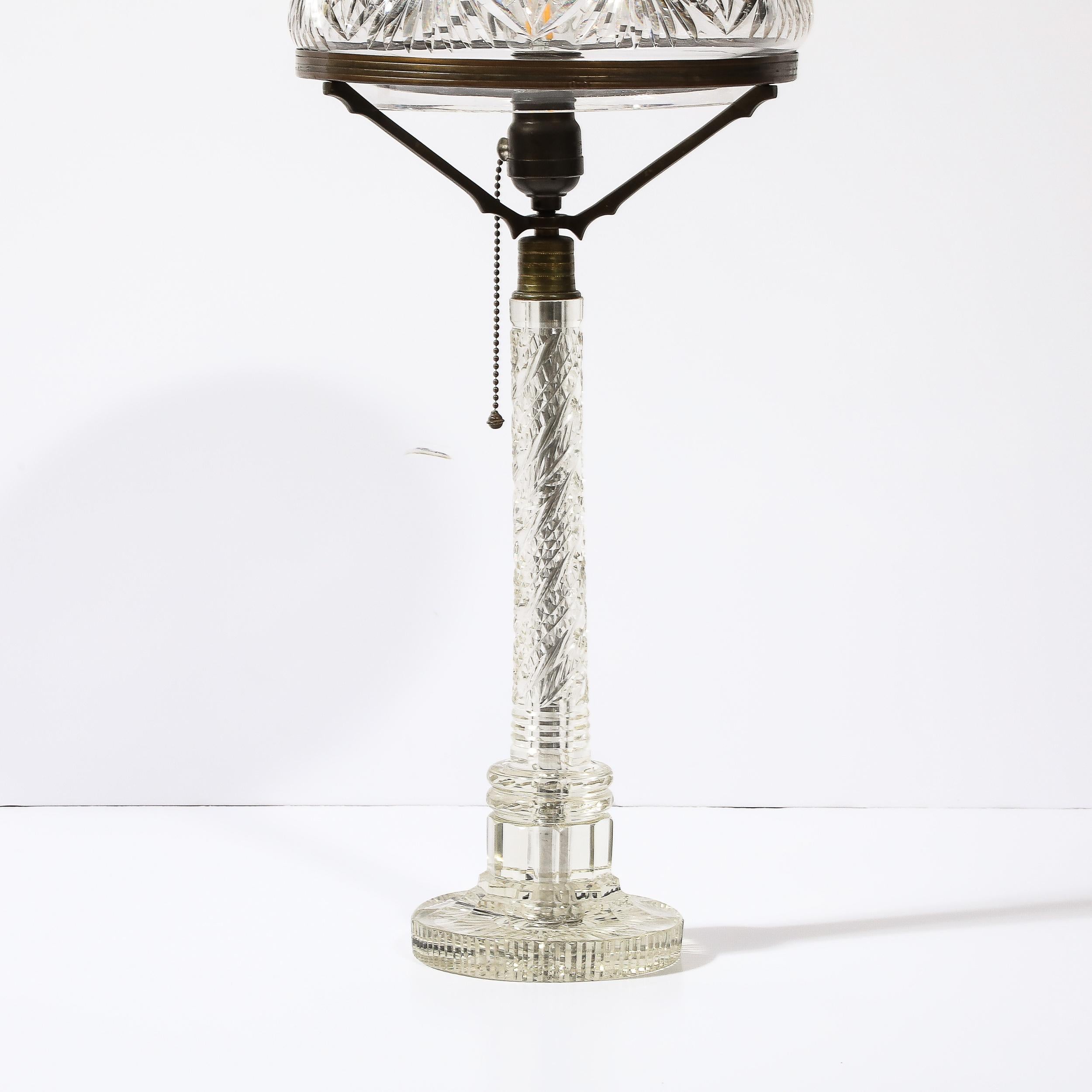 Art-Déco-Tischlampe aus geschliffenem Kristall und Bronze (Frühes 20. Jahrhundert) im Angebot