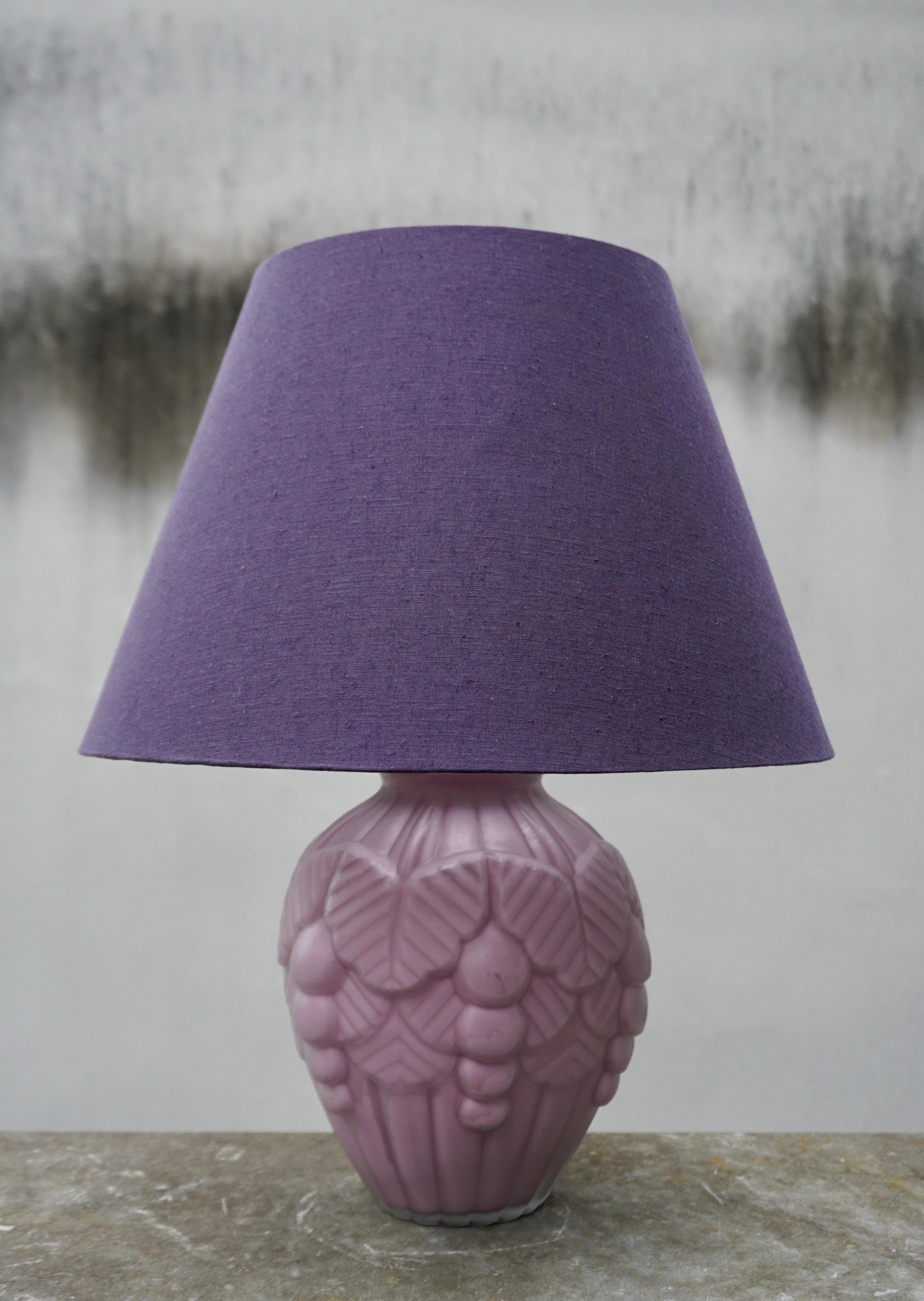 Art Deco table lamp in pressed lilac glass.

One of the most beautiful French lamps in pressed old lilac glass with the most beautiful 3D pattern from the 1920s. An absolutely wonderfully beautiful and rarely found table lamp. Place it in a place