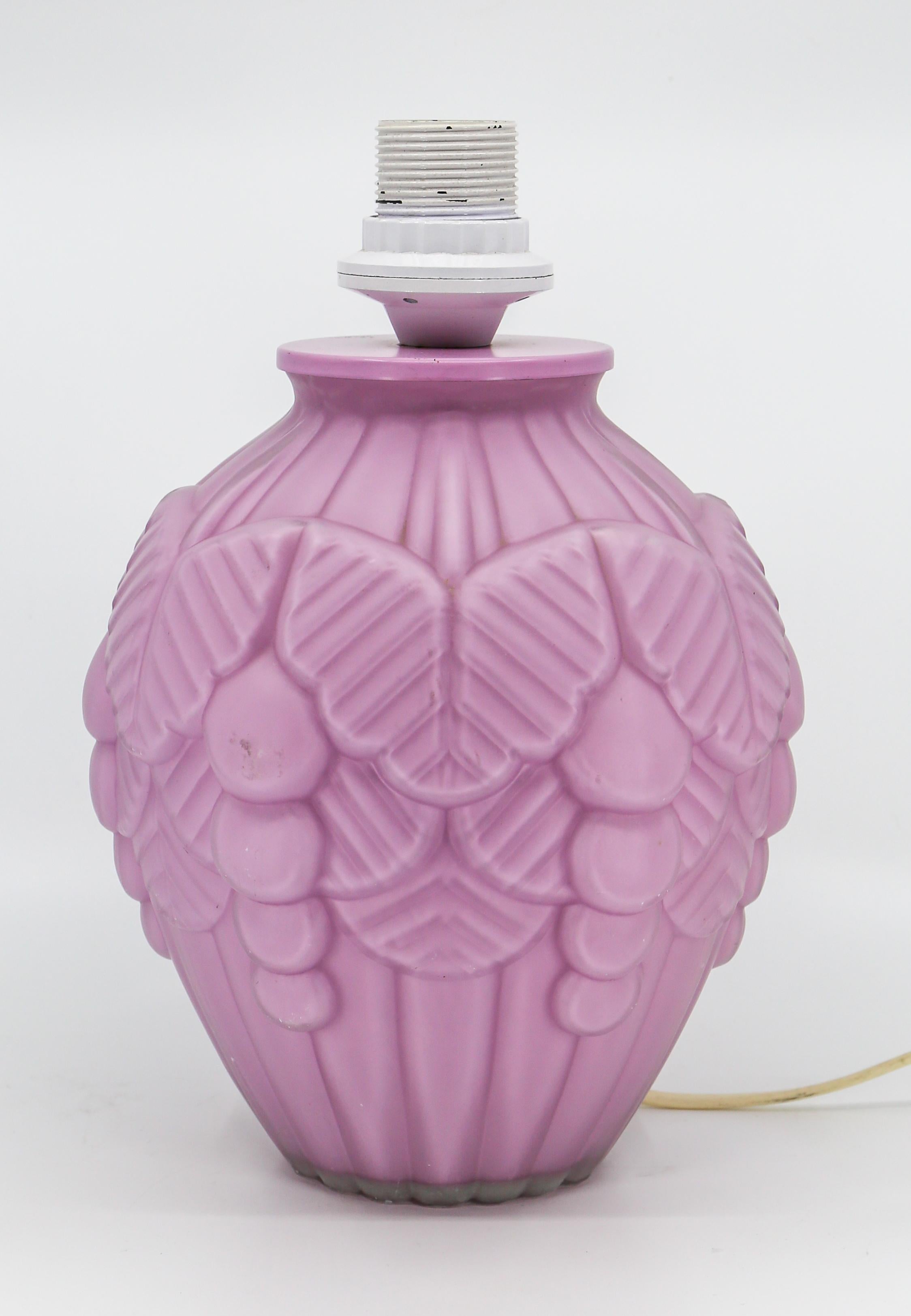 Art Deco Table Lamp in Lilac Color In Good Condition For Sale In Antwerp, BE
