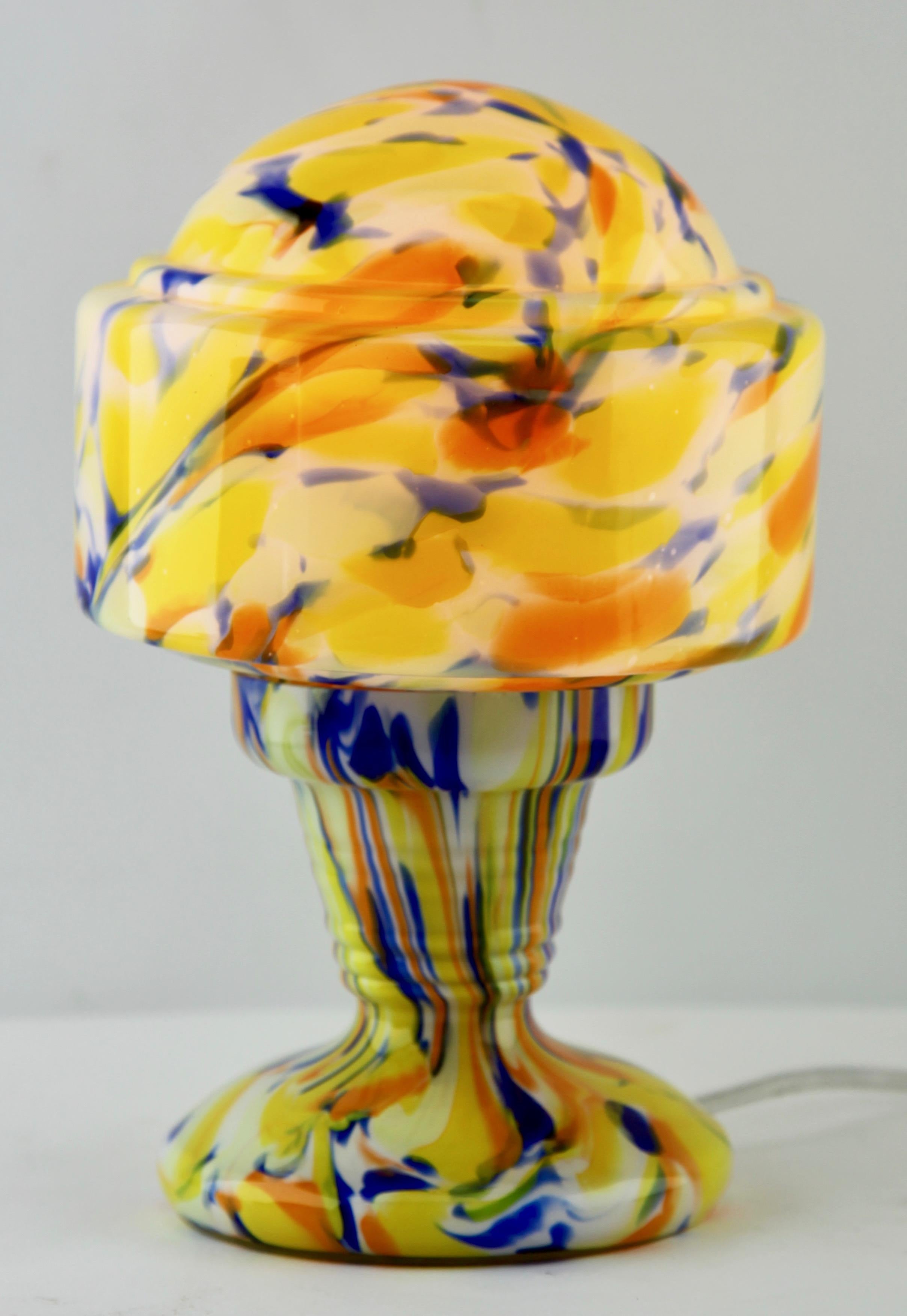 Aufsehen erregende Tischlampe aus mundgeblasenem Spritzerglas mit bunten Farben, Lampe im Art Deco Stil.
Diese Lampe ist die Originel, die in de Book verwendet wird Siehe Bild

Und sicher für die Verwendung in der Welt.u2028u2028
Originel-Fassung