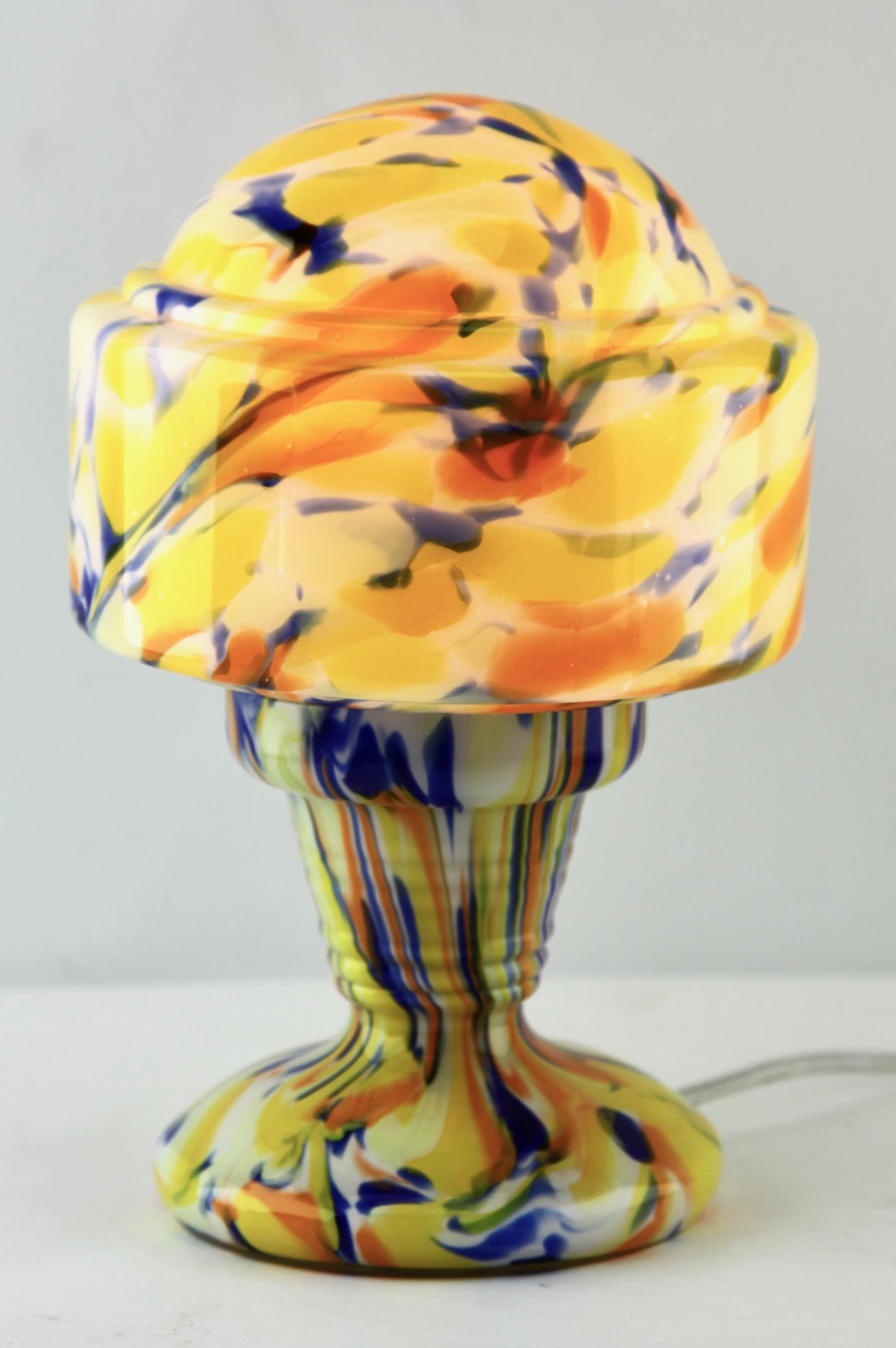 Art-déco-Tischlampe aus mehrfarbigem Splatter-Glas Scailmont Belgien 1930er Jahre (20. Jahrhundert)