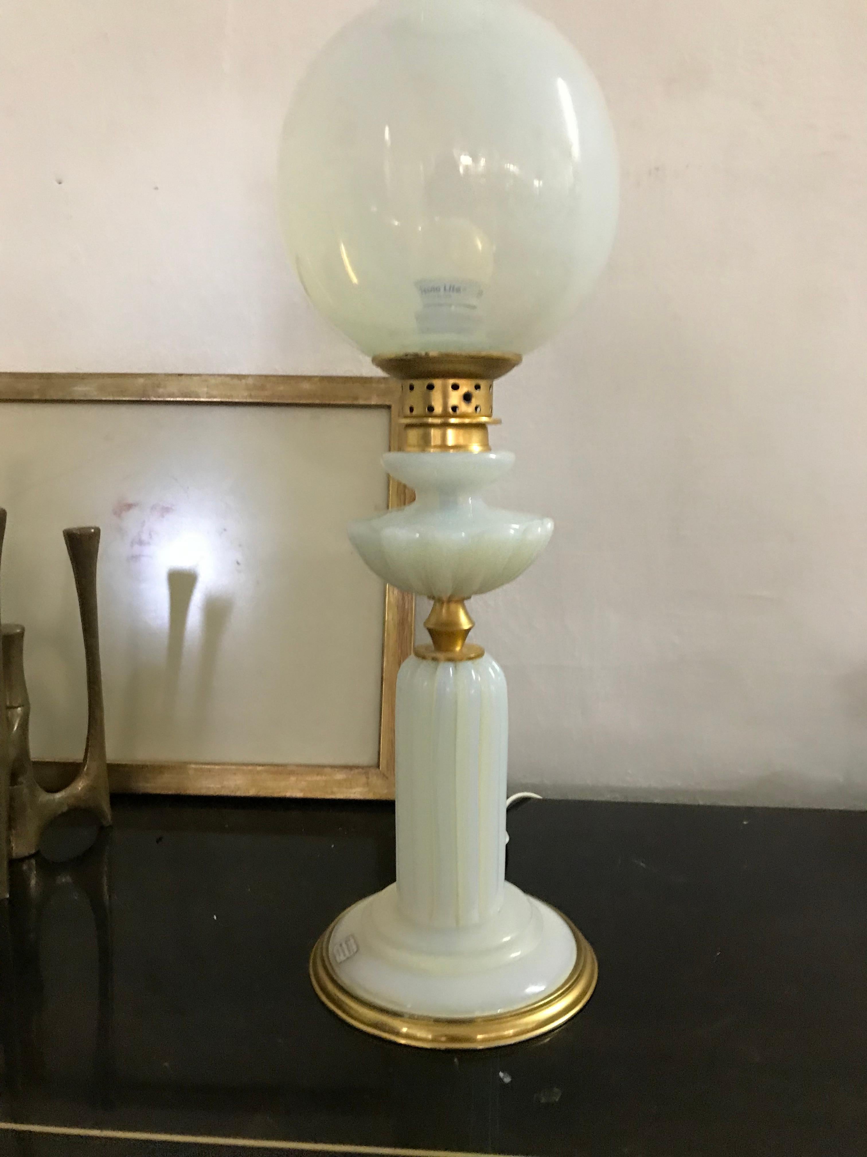 Brass Art Deco Table Lamp in Murano Glass, Attributed to Barovier and Toso, circa 1940 For Sale
