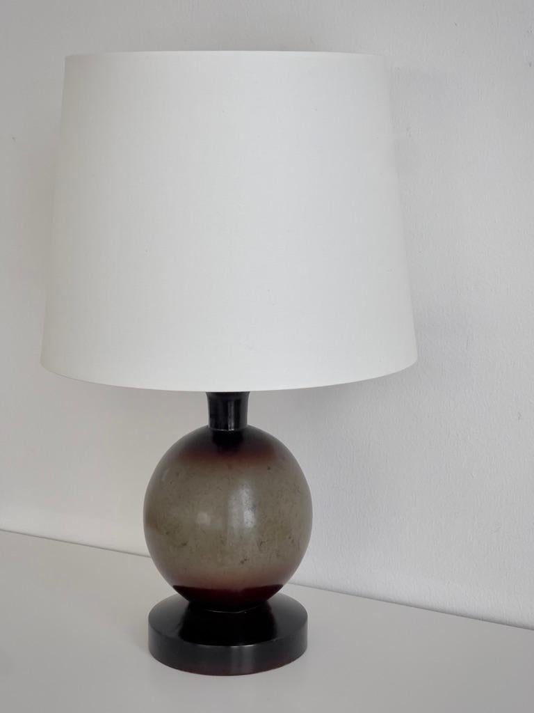 Art déco Lampe de table Artful Green en fausse marbrure avec des tons verts et violets. Danemark années 1920 en vente