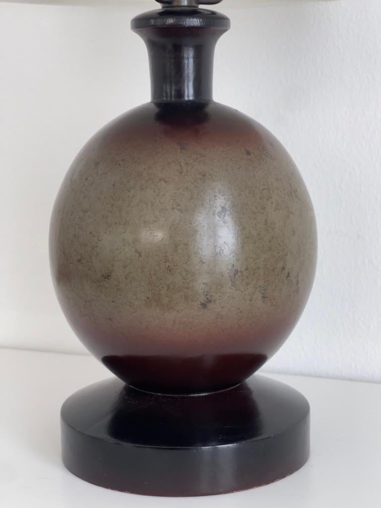 Danois Lampe de table Artful Green en fausse marbrure avec des tons verts et violets. Danemark années 1920 en vente