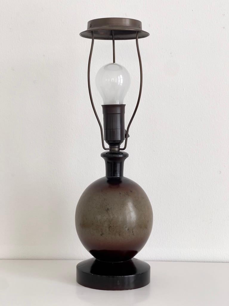 Sculpté à la main Lampe de table Artful Green en fausse marbrure avec des tons verts et violets. Danemark années 1920 en vente