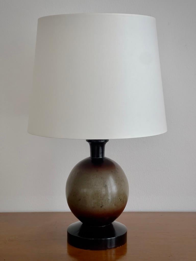 Bois de feuillus Lampe de table Artful Green en fausse marbrure avec des tons verts et violets. Danemark années 1920 en vente