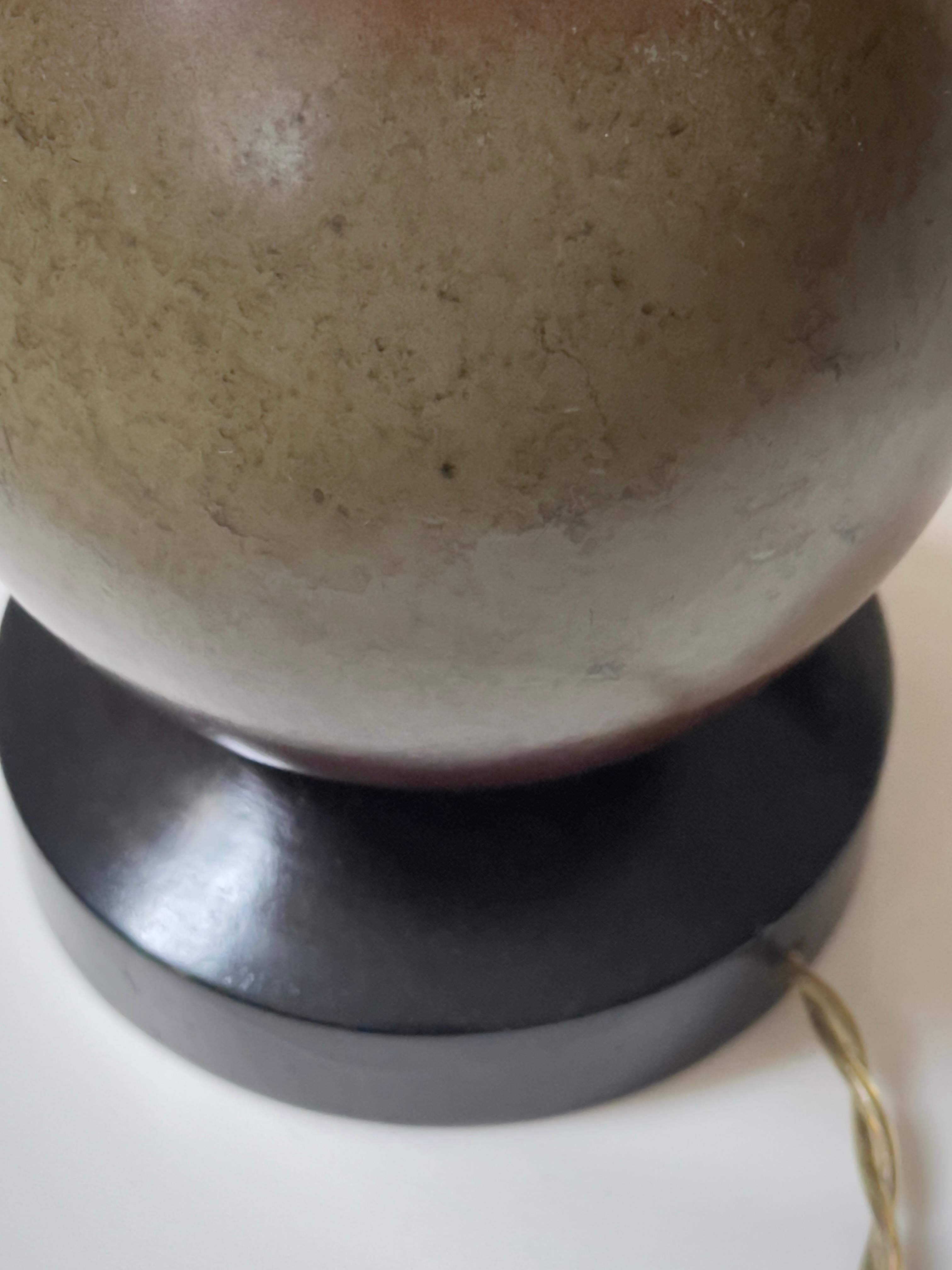 Début du 20ème siècle Lampe de table Artful Green en fausse marbrure avec des tons verts et violets. Danemark années 1920 en vente